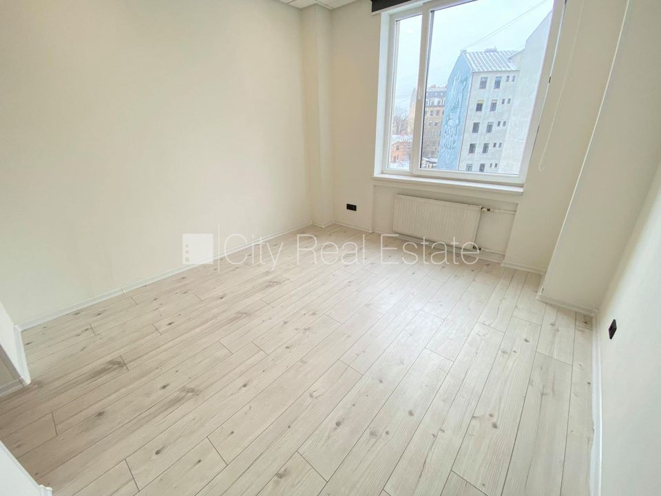 Sludinājumi. Jaunceltne, fasādes māja, slēgts pagalms, ieeja no ielas, ir lifts, kāpņu telpa pēc kapitālā Cena: 300 EUR/mēn Foto #2