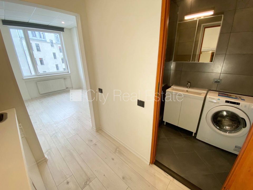 Sludinājumi. Jaunceltne, fasādes māja, slēgts pagalms, ieeja no ielas, ir lifts, kāpņu telpa pēc kapitālā Cena: 300 EUR/mēn Foto #10