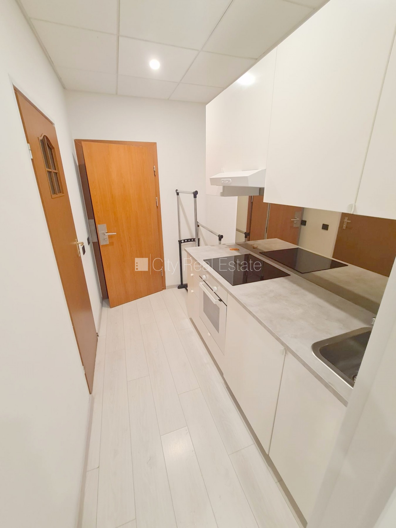 Sludinājumi. Jaunceltne, fasādes māja, slēgts pagalms, ieeja no ielas, ir lifts, kāpņu telpa pēc kapitālā Cena: 300 EUR/mēn Foto #9