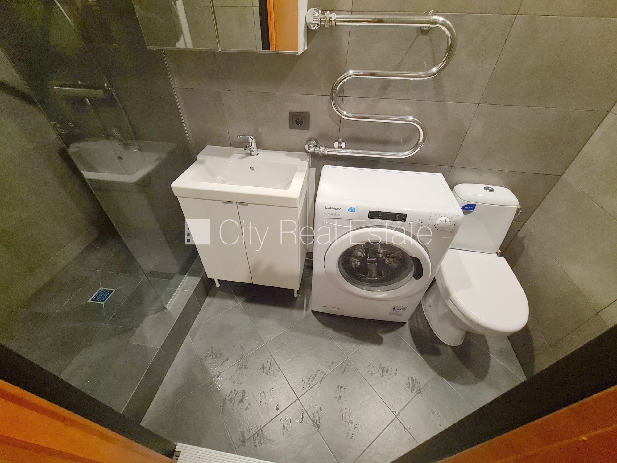 Sludinājumi. Jaunceltne, fasādes māja, slēgts pagalms, ieeja no ielas, ir lifts, kāpņu telpa pēc kapitālā Cena: 300 EUR/mēn Foto #12