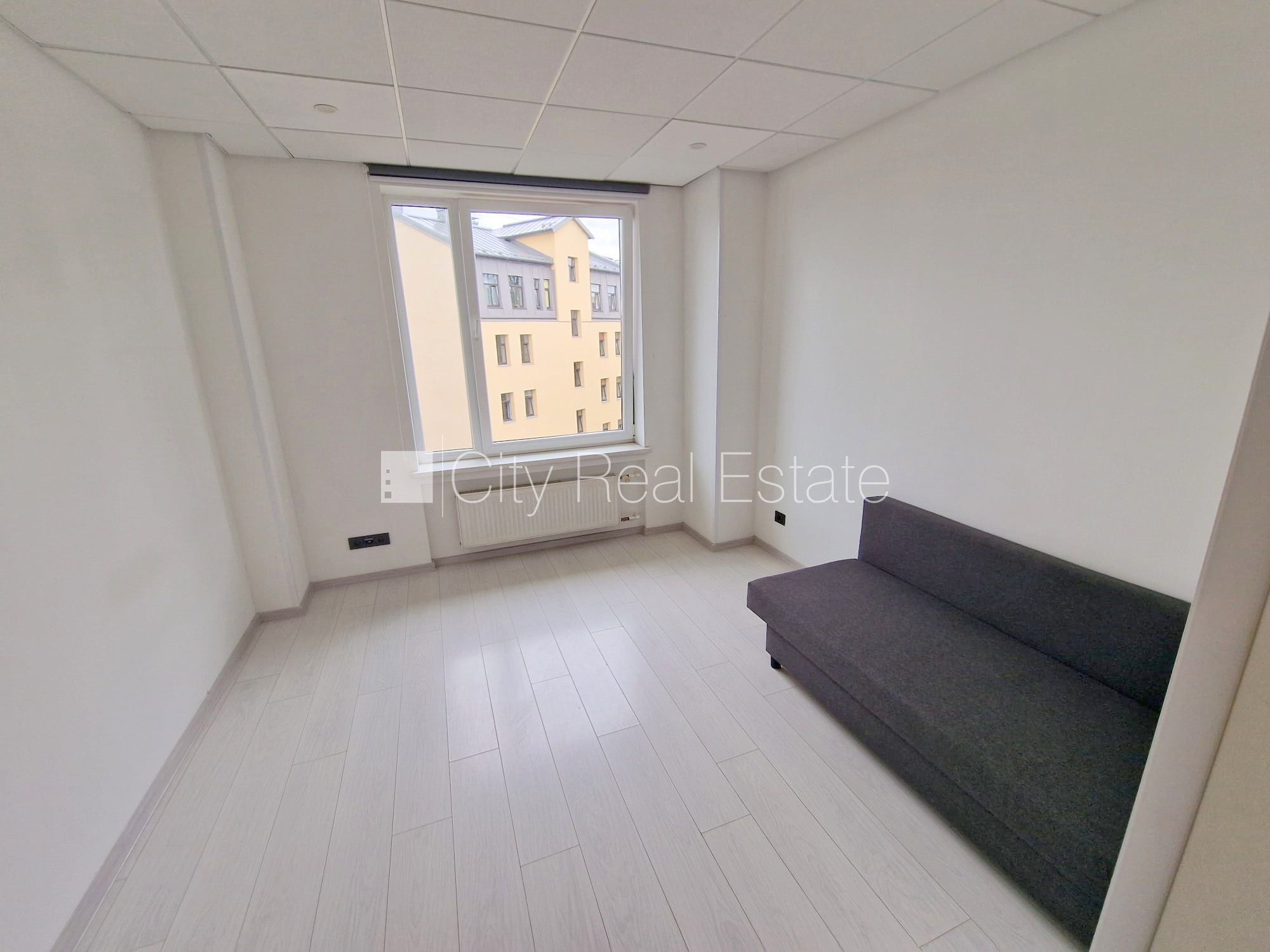 Sludinājumi. Jaunceltne, fasādes māja, slēgts pagalms, ieeja no ielas, ir lifts, kāpņu telpa pēc kapitālā Cena: 300 EUR/mēn Foto #3