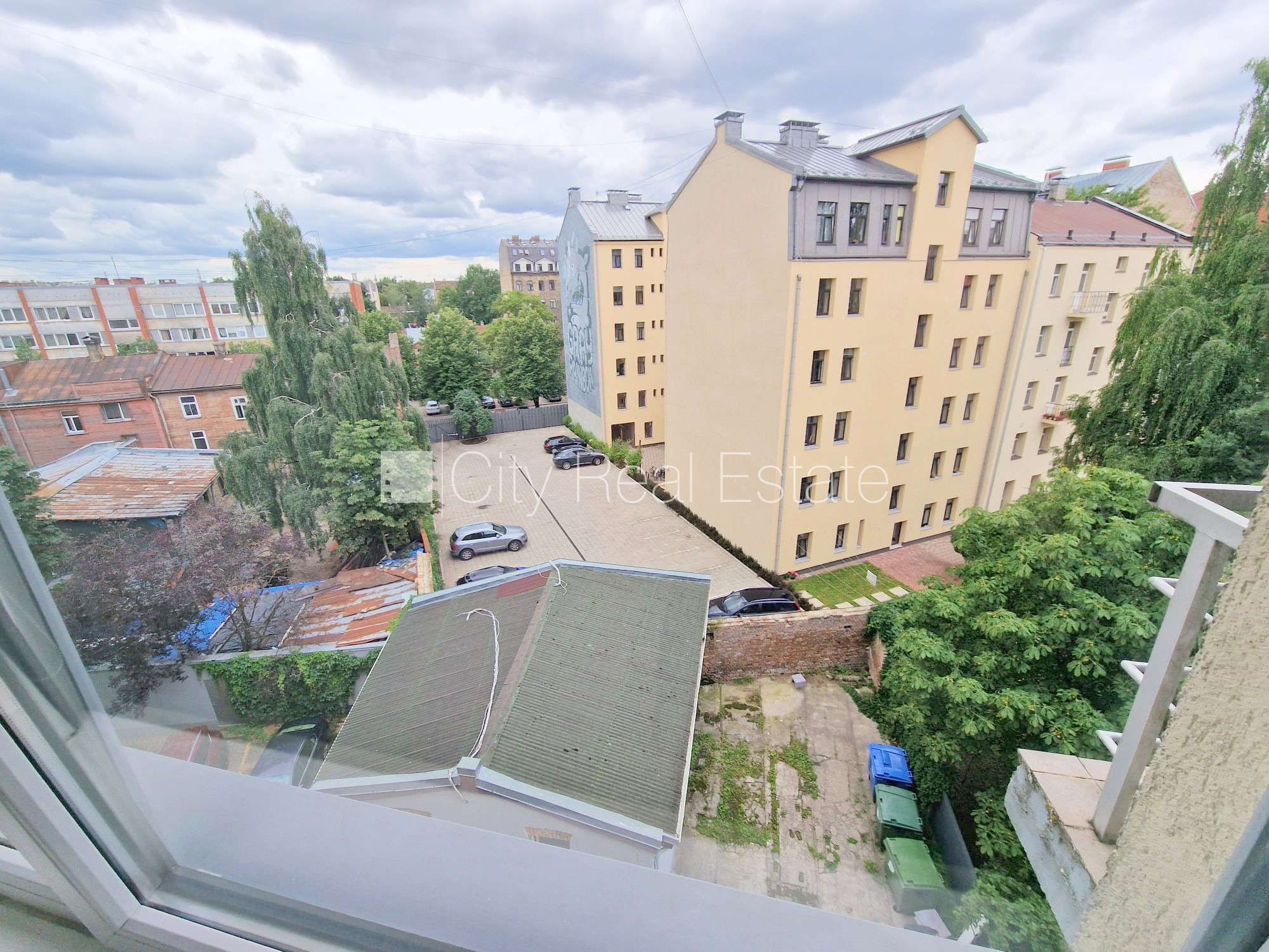 Sludinājumi. Jaunceltne, fasādes māja, slēgts pagalms, ieeja no ielas, ir lifts, kāpņu telpa pēc kapitālā Cena: 300 EUR/mēn Foto #6