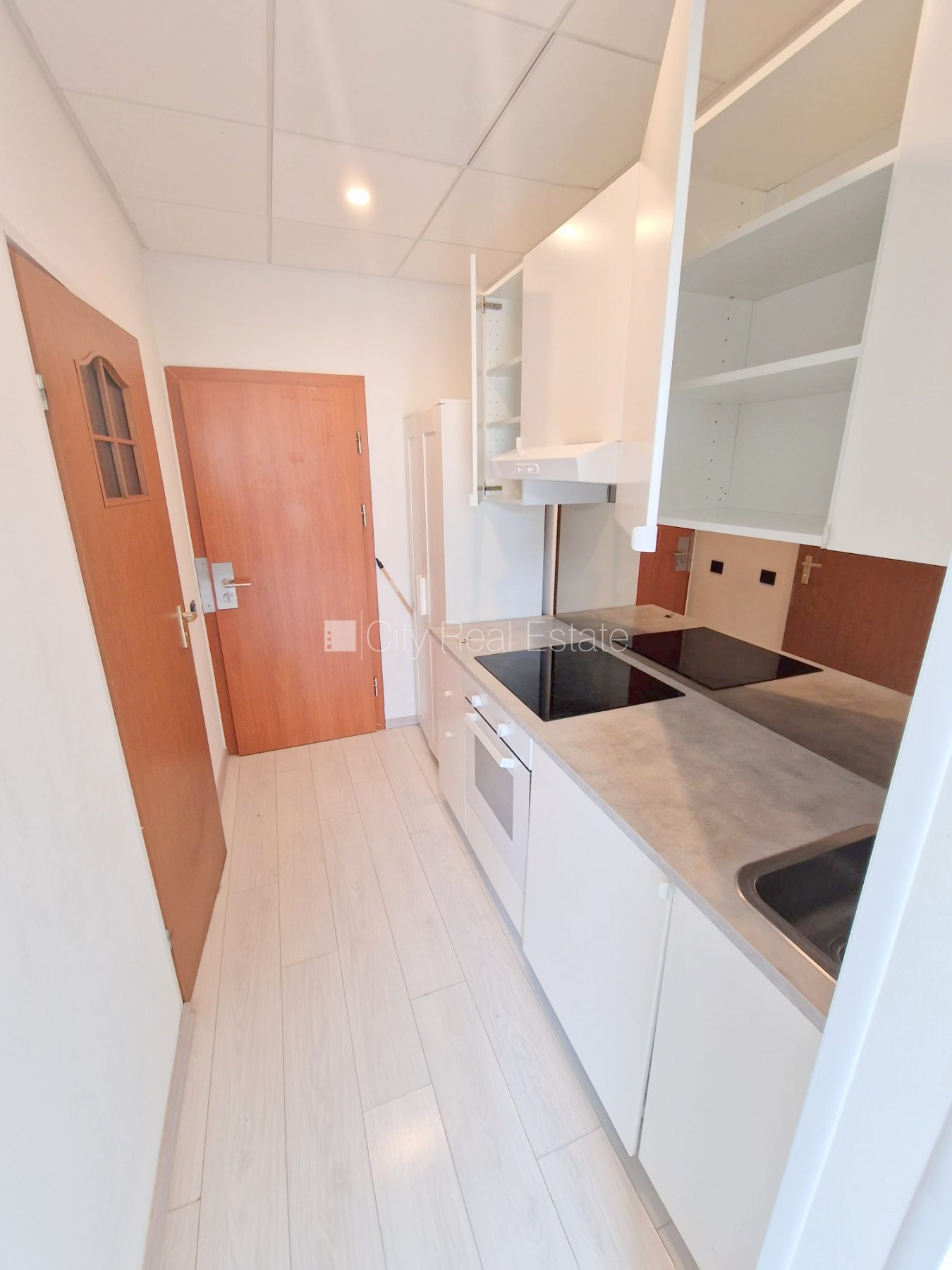 Sludinājumi. Jaunceltne, fasādes māja, slēgts pagalms, ieeja no ielas, ir lifts, kāpņu telpa pēc kapitālā Cena: 300 EUR/mēn Foto #7