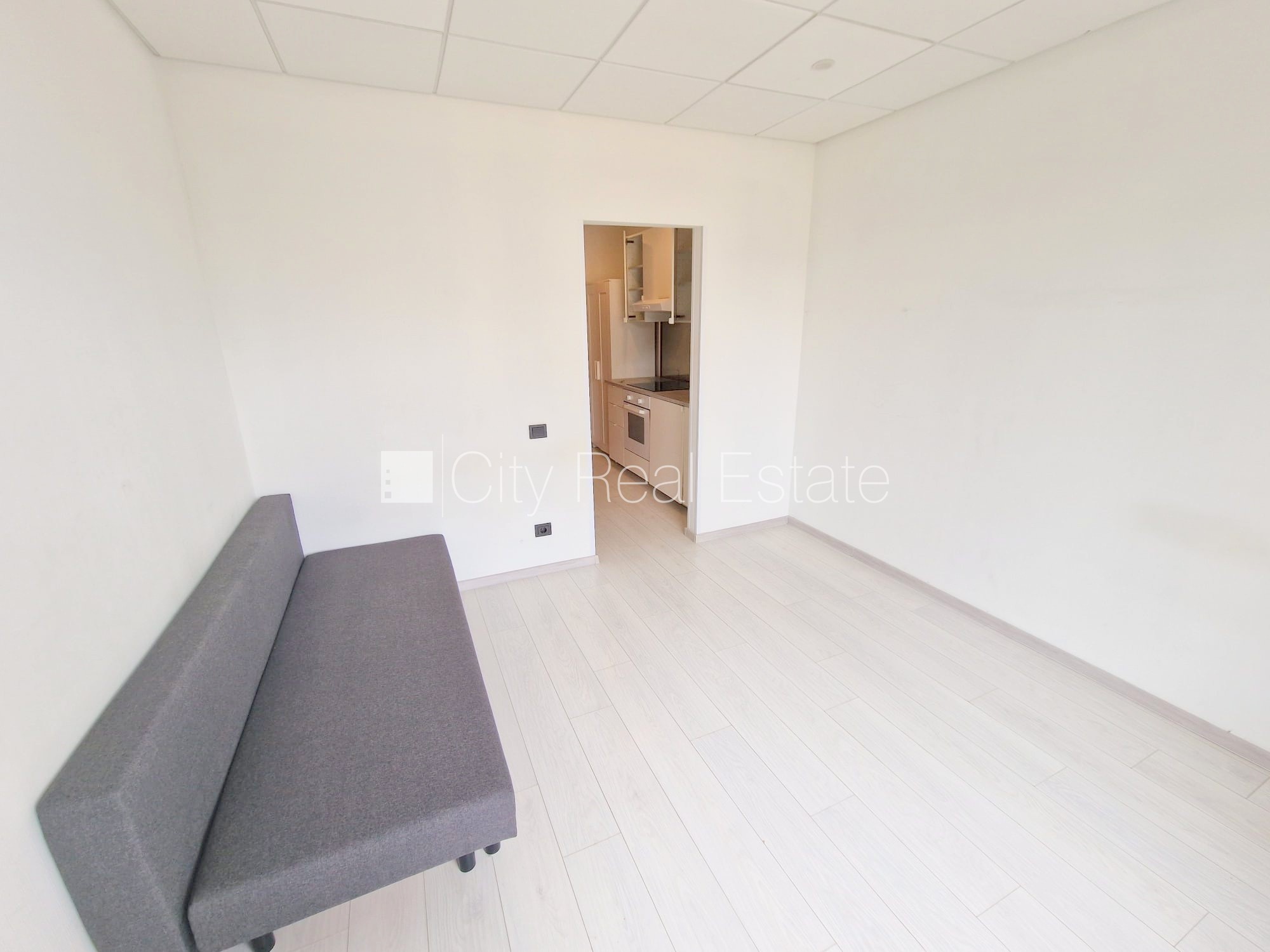 Sludinājumi. Jaunceltne, fasādes māja, slēgts pagalms, ieeja no ielas, ir lifts, kāpņu telpa pēc kapitālā Cena: 300 EUR/mēn Foto #5