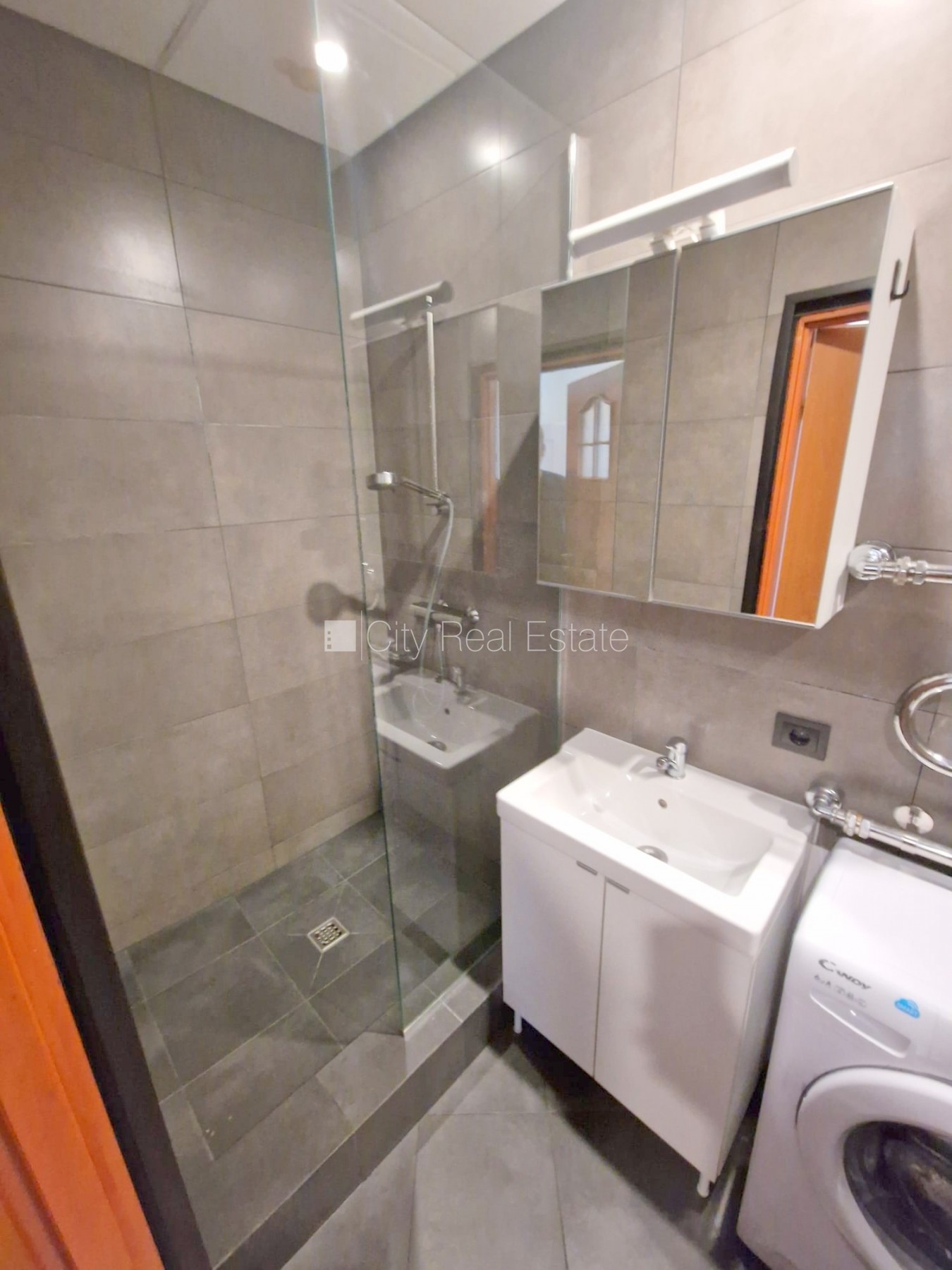 Sludinājumi. Jaunceltne, fasādes māja, slēgts pagalms, ieeja no ielas, ir lifts, kāpņu telpa pēc kapitālā Cena: 300 EUR/mēn Foto #13