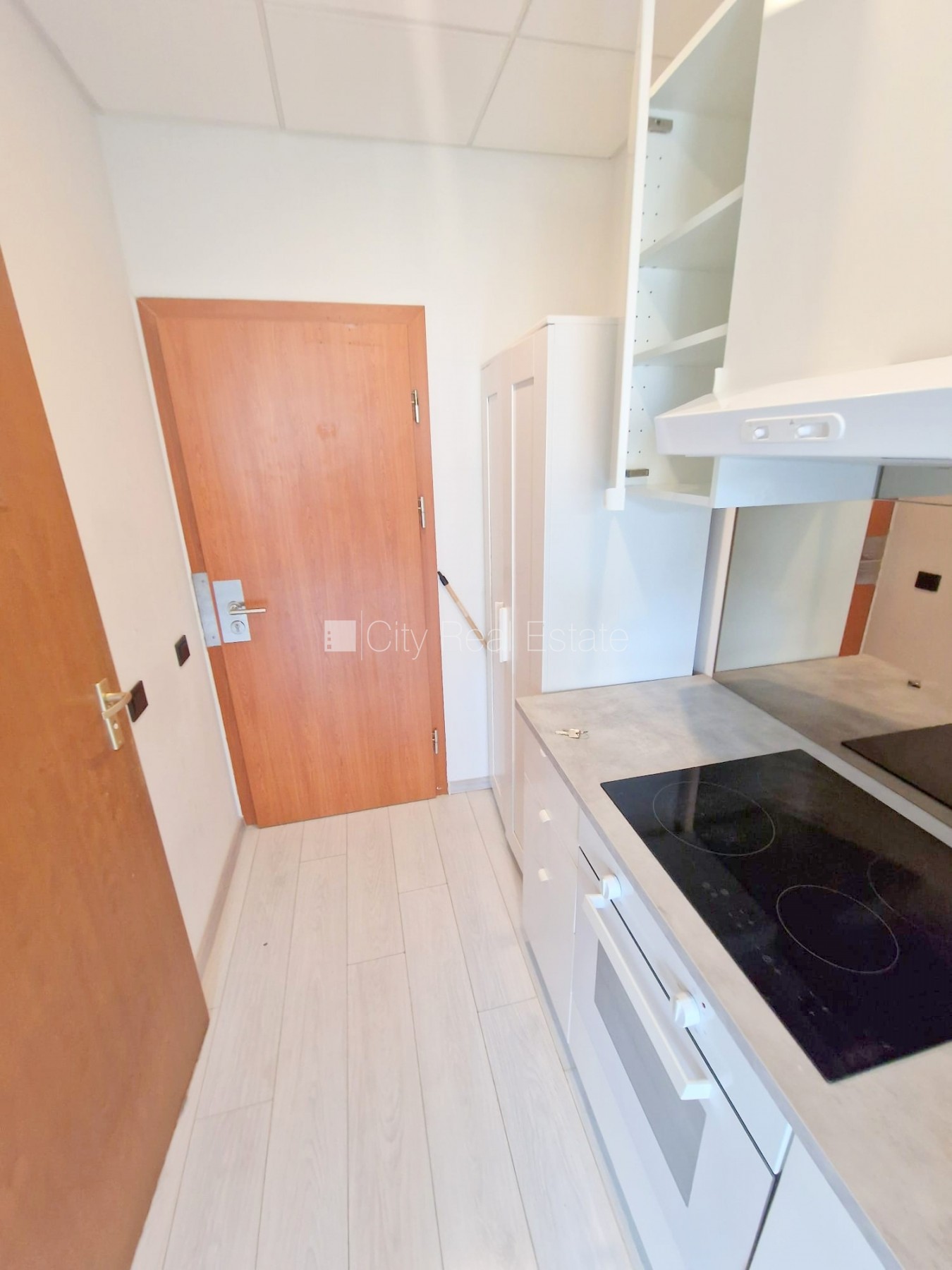 Sludinājumi. Jaunceltne, fasādes māja, slēgts pagalms, ieeja no ielas, ir lifts, kāpņu telpa pēc kapitālā Cena: 300 EUR/mēn Foto #16