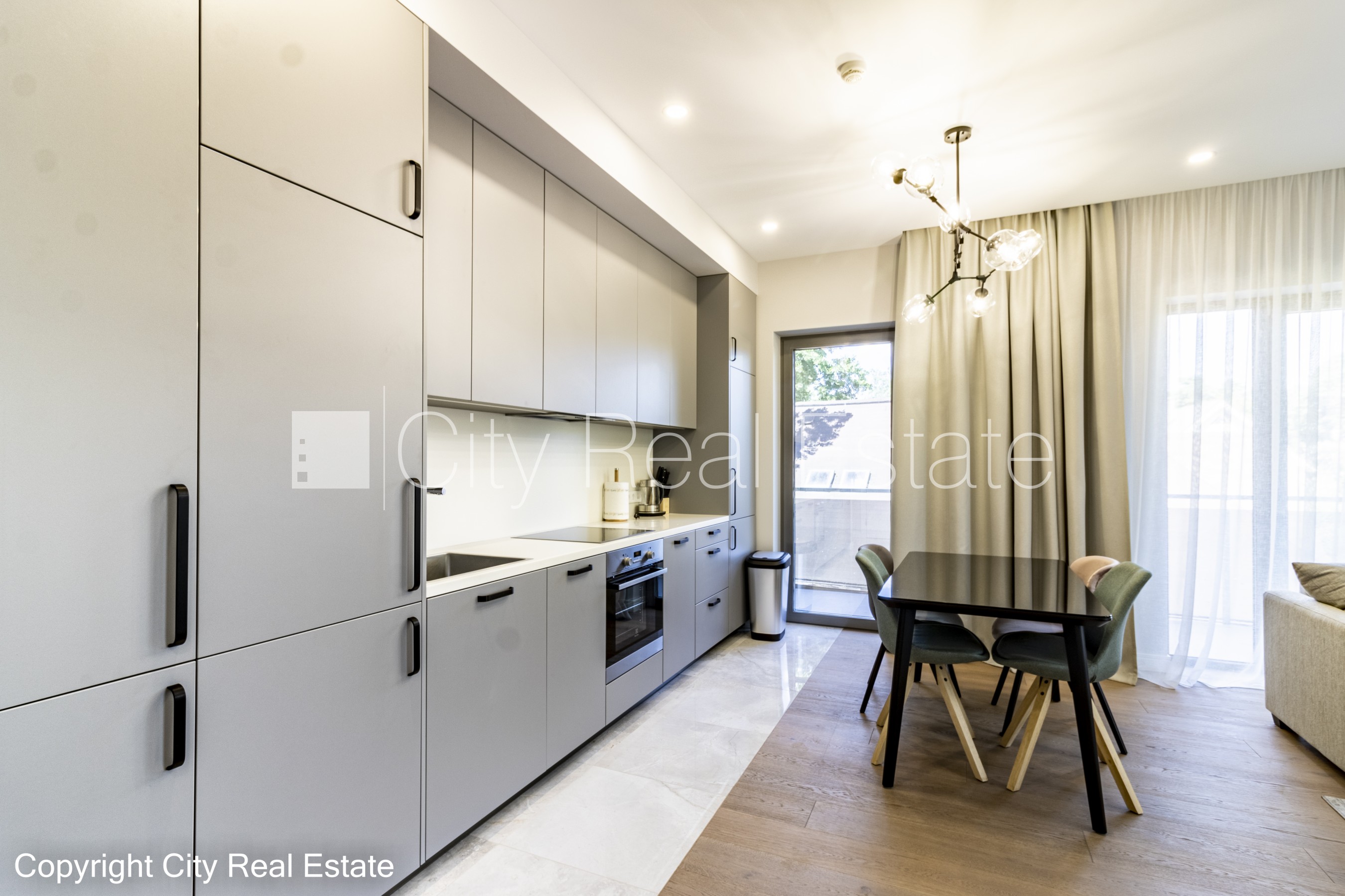 Sludinājumi. Jaunceltne, labiekārtota apzaļumota teritorija, slēgts pagalms, iežogota teritorija ar metāla sētu, Cena: 1500 EUR/mēn Foto #3