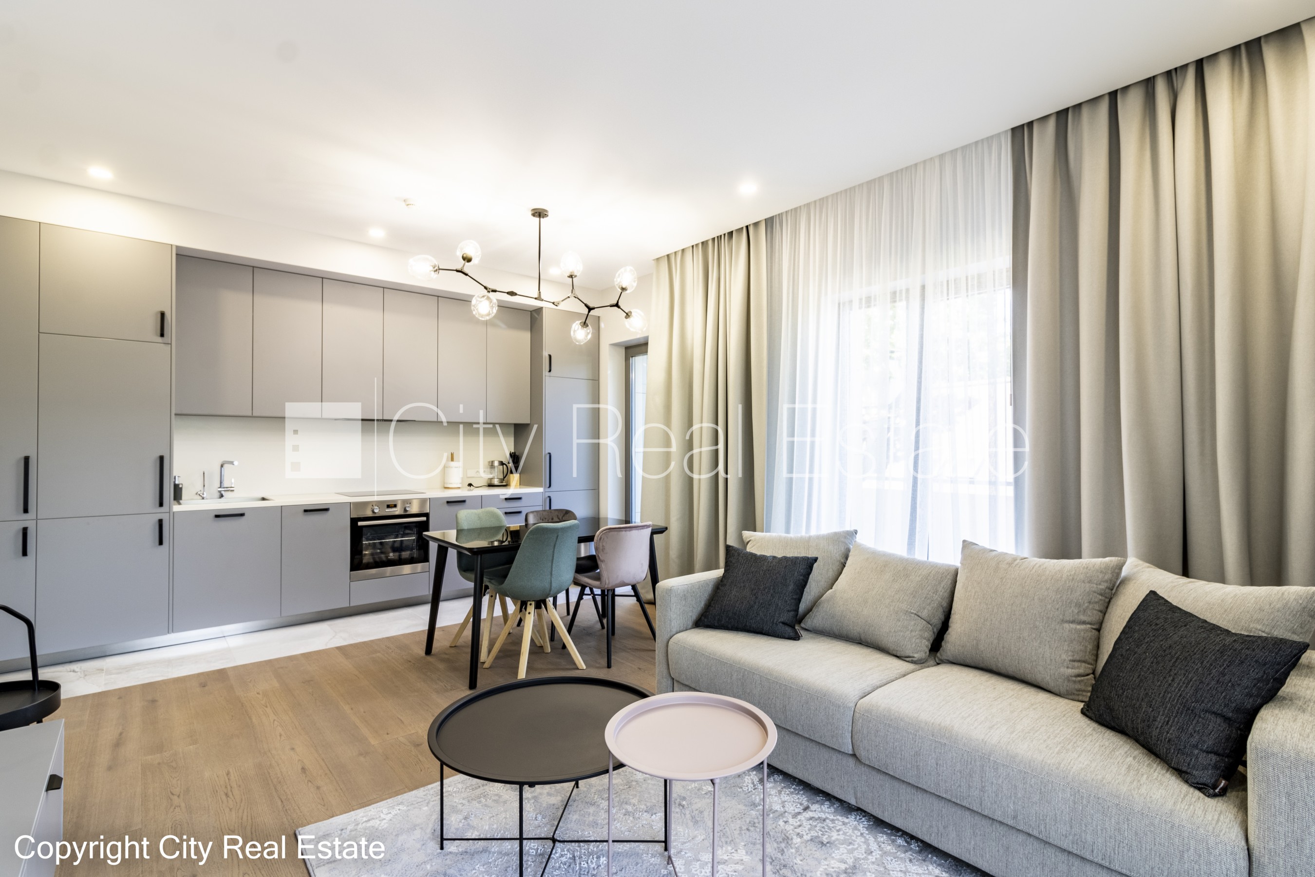 Sludinājumi. Jaunceltne, labiekārtota apzaļumota teritorija, slēgts pagalms, iežogota teritorija ar metāla sētu, Cena: 1500 EUR/mēn Foto #2