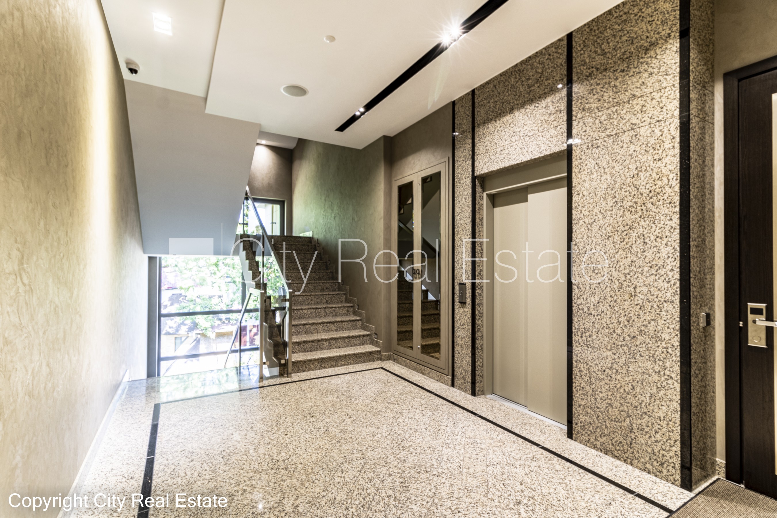 Sludinājumi. Jaunceltne, labiekārtota apzaļumota teritorija, slēgts pagalms, iežogota teritorija ar metāla sētu, Cena: 1500 EUR/mēn Foto #10