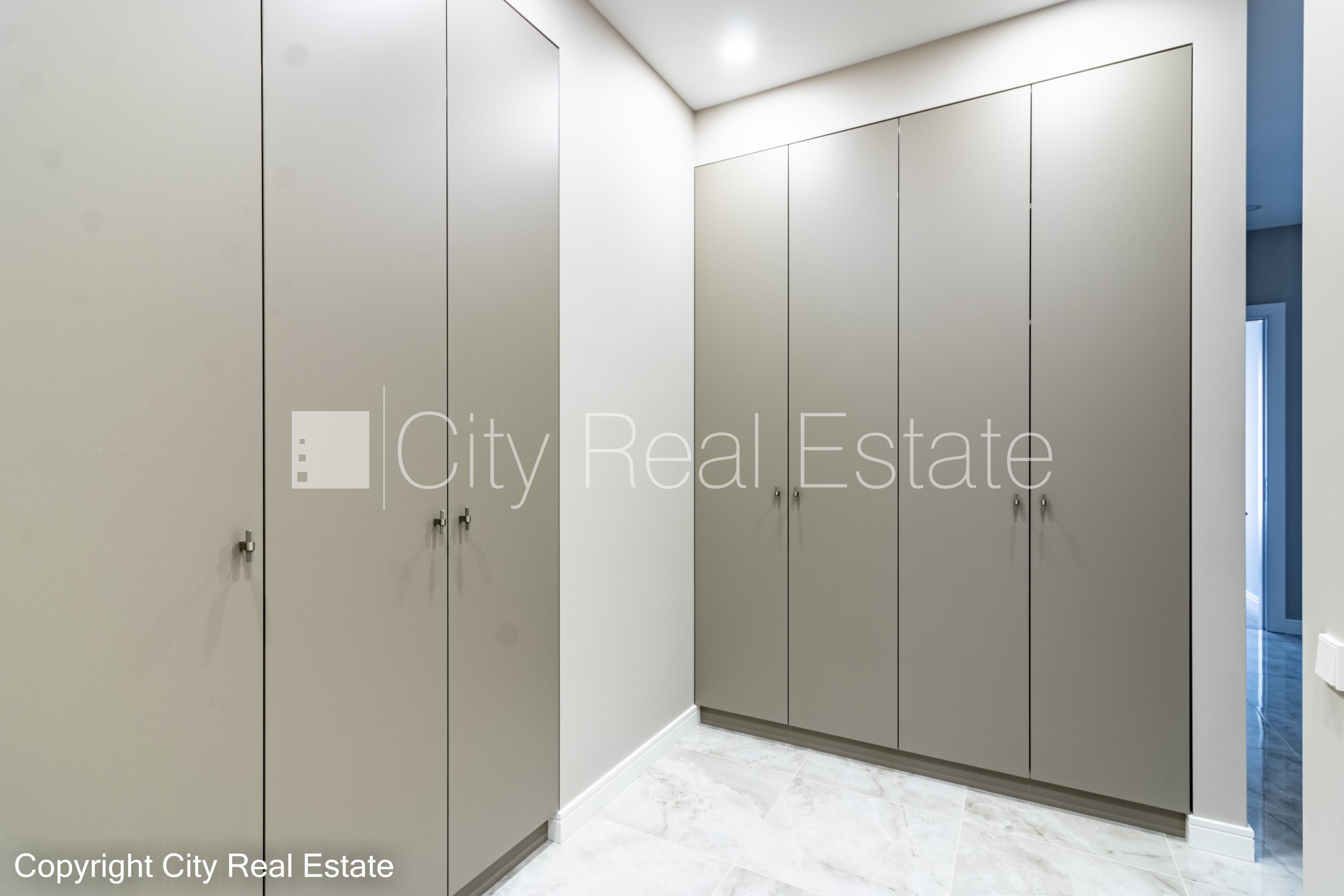 Sludinājumi. Jaunceltne, labiekārtota apzaļumota teritorija, slēgts pagalms, iežogota teritorija ar metāla sētu, Cena: 1500 EUR/mēn Foto #9