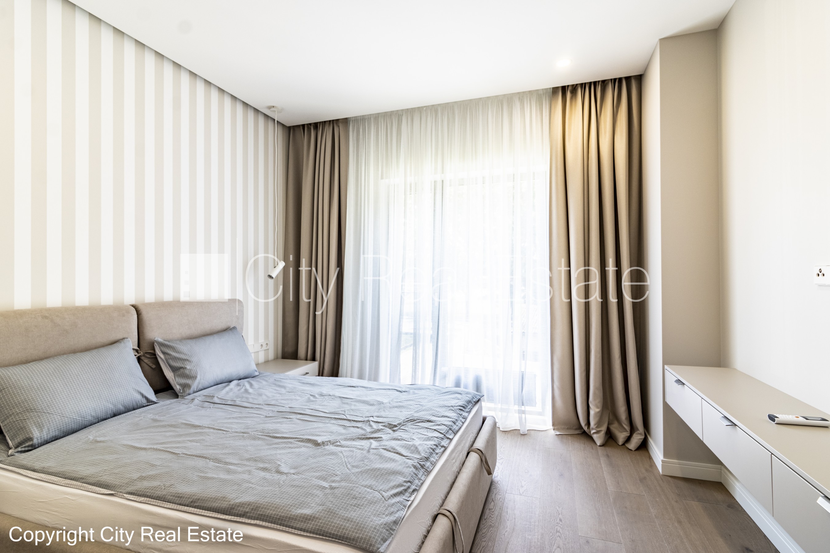 Sludinājumi. Jaunceltne, labiekārtota apzaļumota teritorija, slēgts pagalms, iežogota teritorija ar metāla sētu, Cena: 1500 EUR/mēn Foto #3