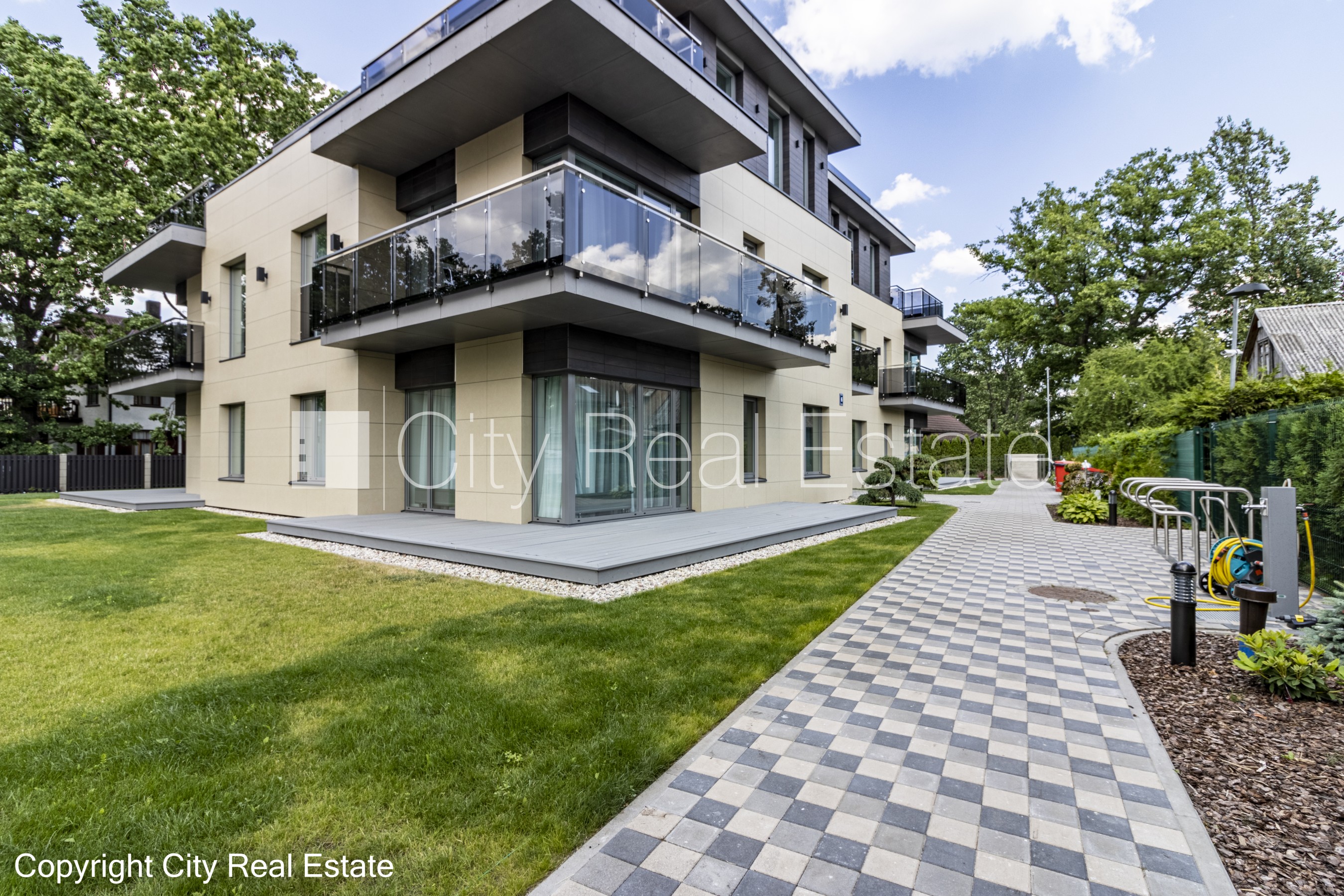 Sludinājumi. Jaunceltne, labiekārtota apzaļumota teritorija, slēgts pagalms, iežogota teritorija ar metāla sētu, Cena: 1500 EUR/mēn Foto #1