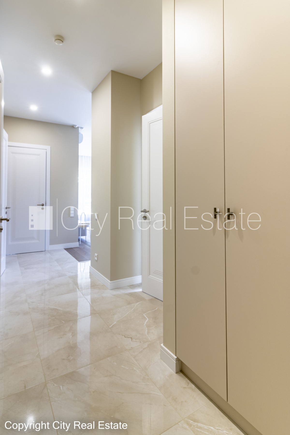 Sludinājumi. Jaunceltne, labiekārtota apzaļumota teritorija, slēgta teritorija, iežogota teritorija ar metāla Cena: 1600 EUR/mēn Foto #3