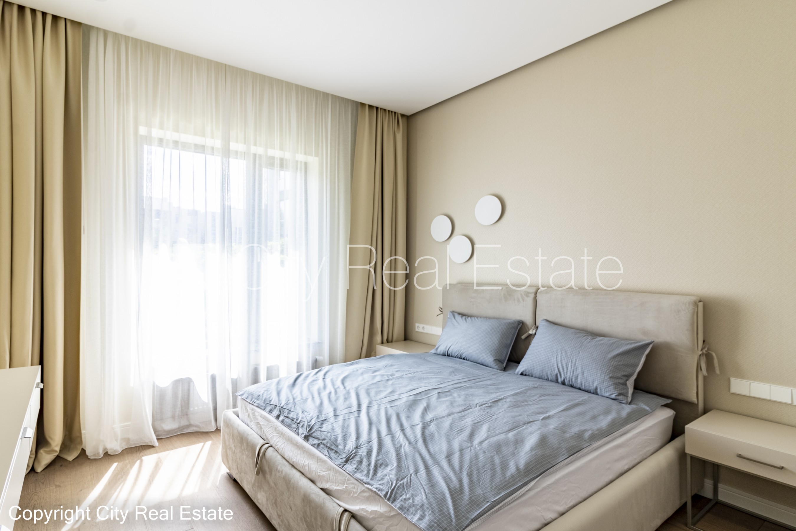 Sludinājumi. Jaunceltne, labiekārtota apzaļumota teritorija, slēgta teritorija, iežogota teritorija ar metāla Cena: 1600 EUR/mēn Foto #4