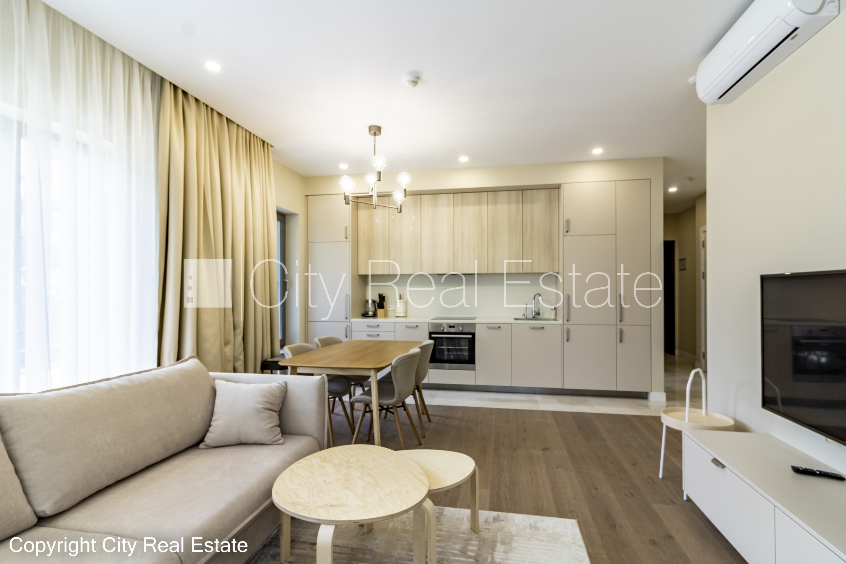 Sludinājumi. Jaunceltne, labiekārtota apzaļumota teritorija, slēgta teritorija, iežogota teritorija ar metāla Cena: 1600 EUR/mēn Foto #1