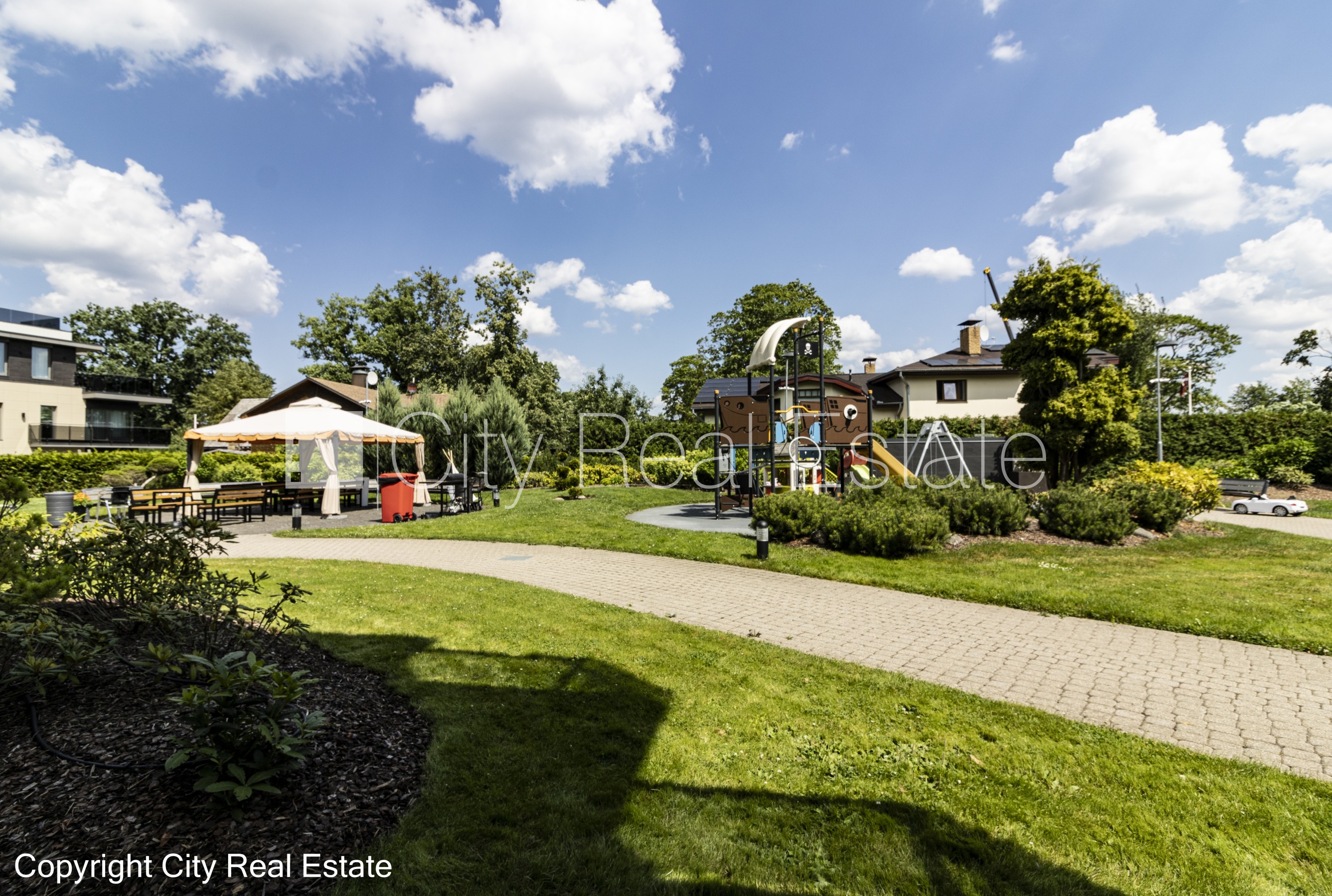 Sludinājumi. Jaunceltne, labiekārtota apzaļumota teritorija, slēgta teritorija, iežogota teritorija ar metāla Cena: 1600 EUR/mēn Foto #13