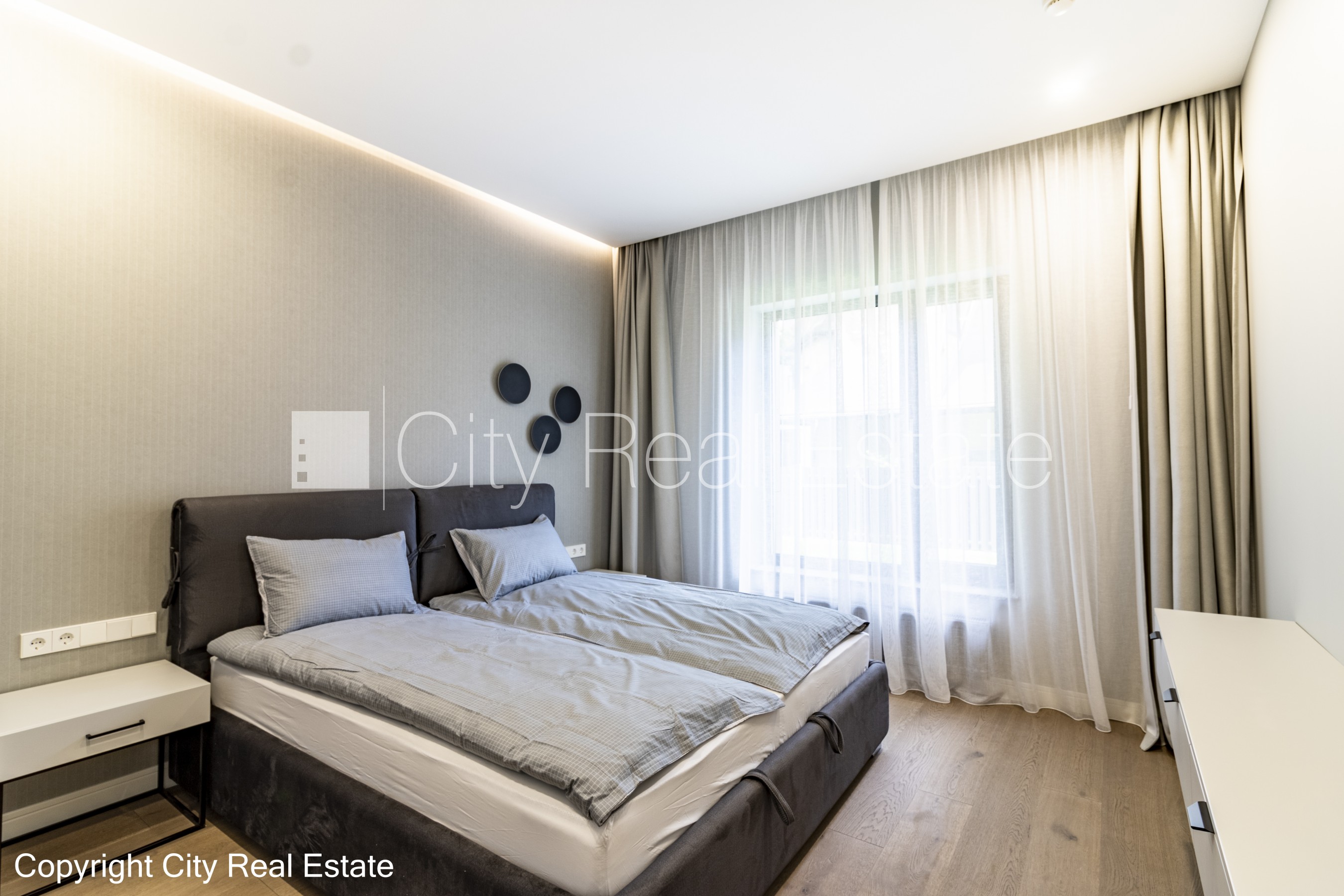 Sludinājumi. Jaunceltne, labiekārtota apzaļumota teritorija, slēgta teritorija, iežogota teritorija ar metāla Cena: 1600 EUR/mēn Foto #4