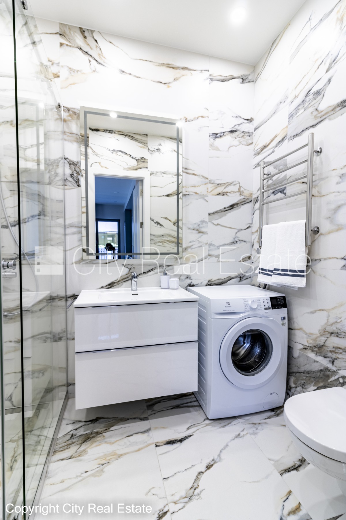 Sludinājumi. Jaunceltne, labiekārtota apzaļumota teritorija, slēgta teritorija, iežogota teritorija ar metāla Cena: 1600 EUR/mēn Foto #5