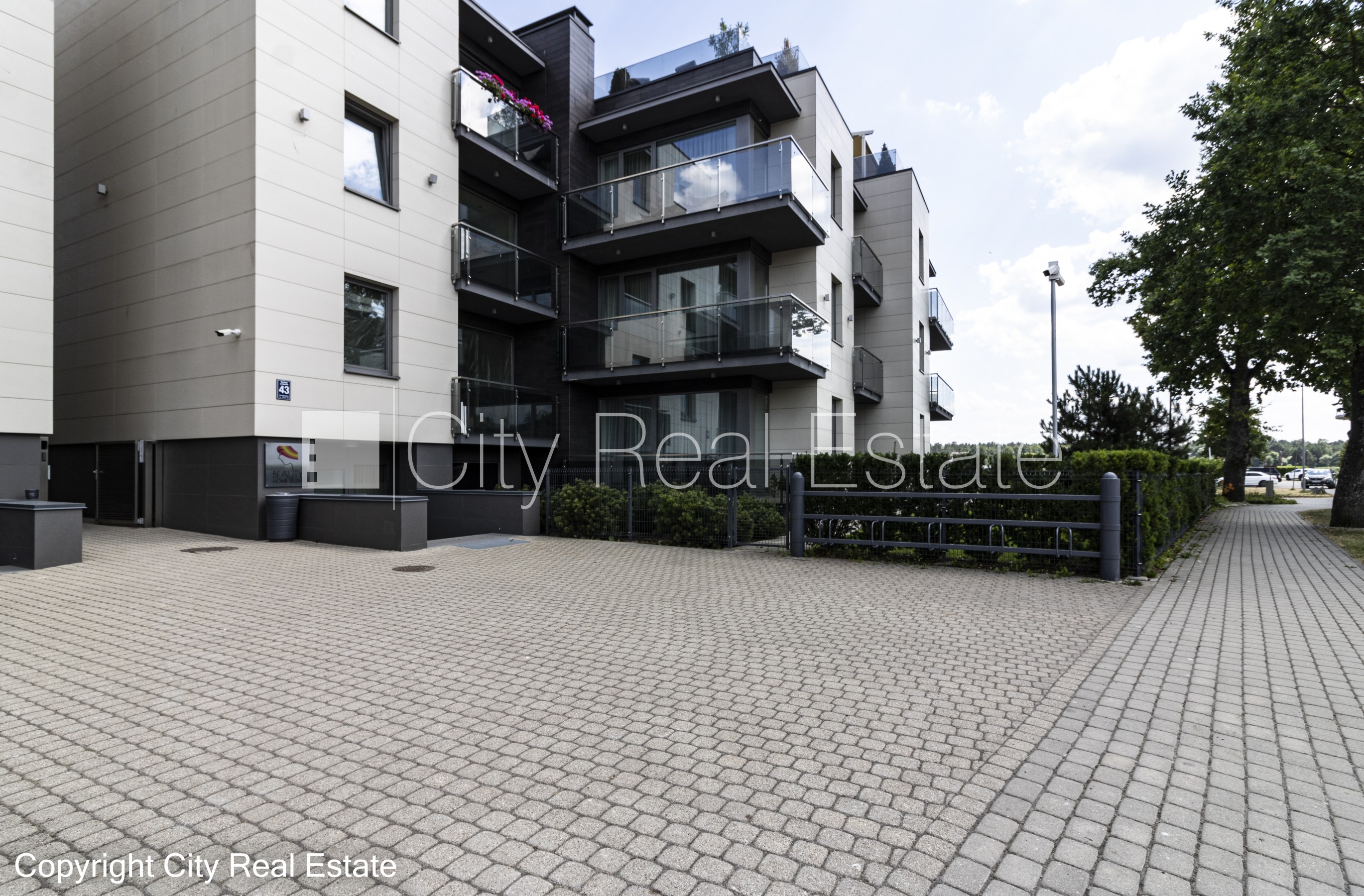 Sludinājumi. Jaunceltne, labiekārtota apzaļumota teritorija, slēgta teritorija, iežogota teritorija ar metāla Cena: 1600 EUR/mēn Foto #16