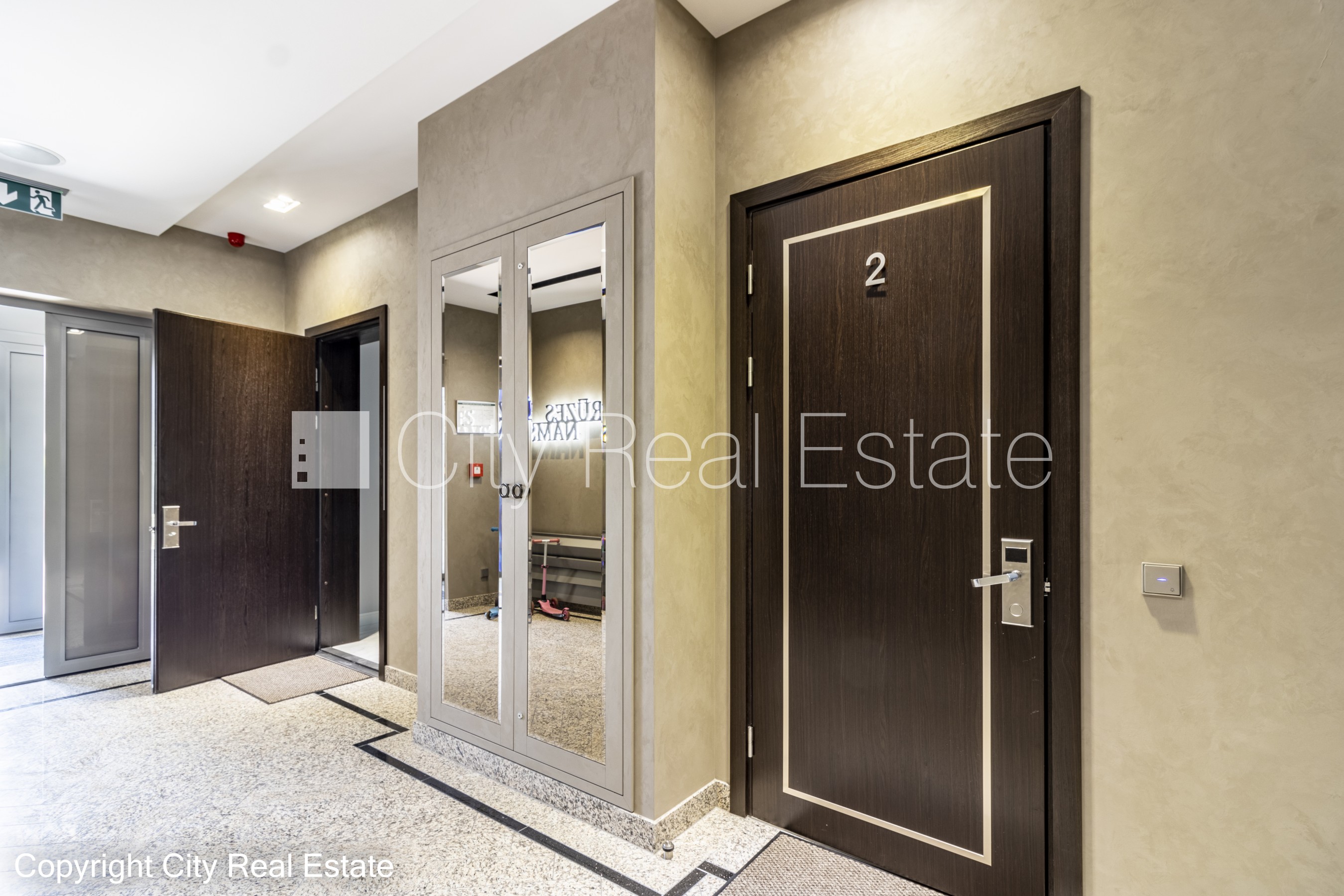 Sludinājumi. Jaunceltne, labiekārtots apzaļumots pagalms, slēgts pagalms, iežogota teritorija ar metāla sētu, Cena: 1600 EUR/mēn Foto #7