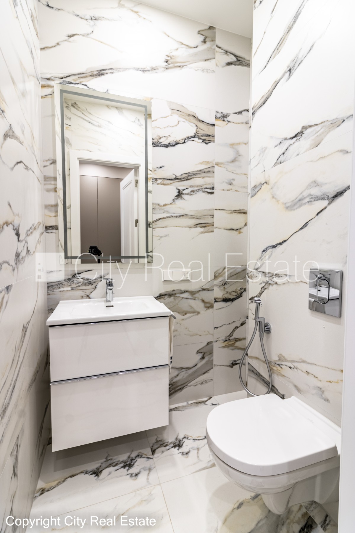 Sludinājumi. Jaunceltne, labiekārtots apzaļumots pagalms, slēgts pagalms, iežogota teritorija ar metāla sētu, Cena: 1600 EUR/mēn Foto #6