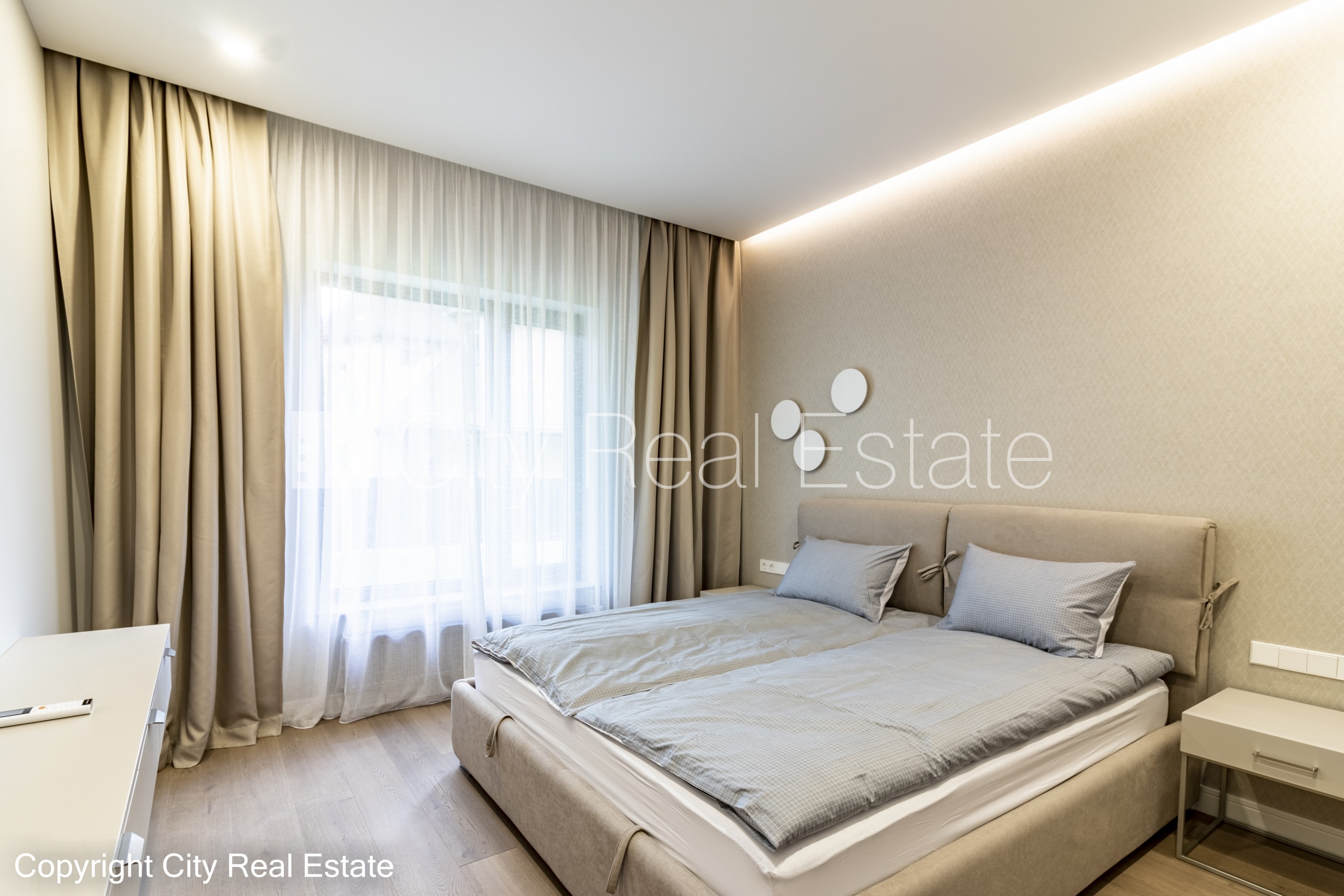 Sludinājumi. Jaunceltne, labiekārtots apzaļumots pagalms, slēgts pagalms, iežogota teritorija ar metāla sētu, Cena: 1600 EUR/mēn Foto #3