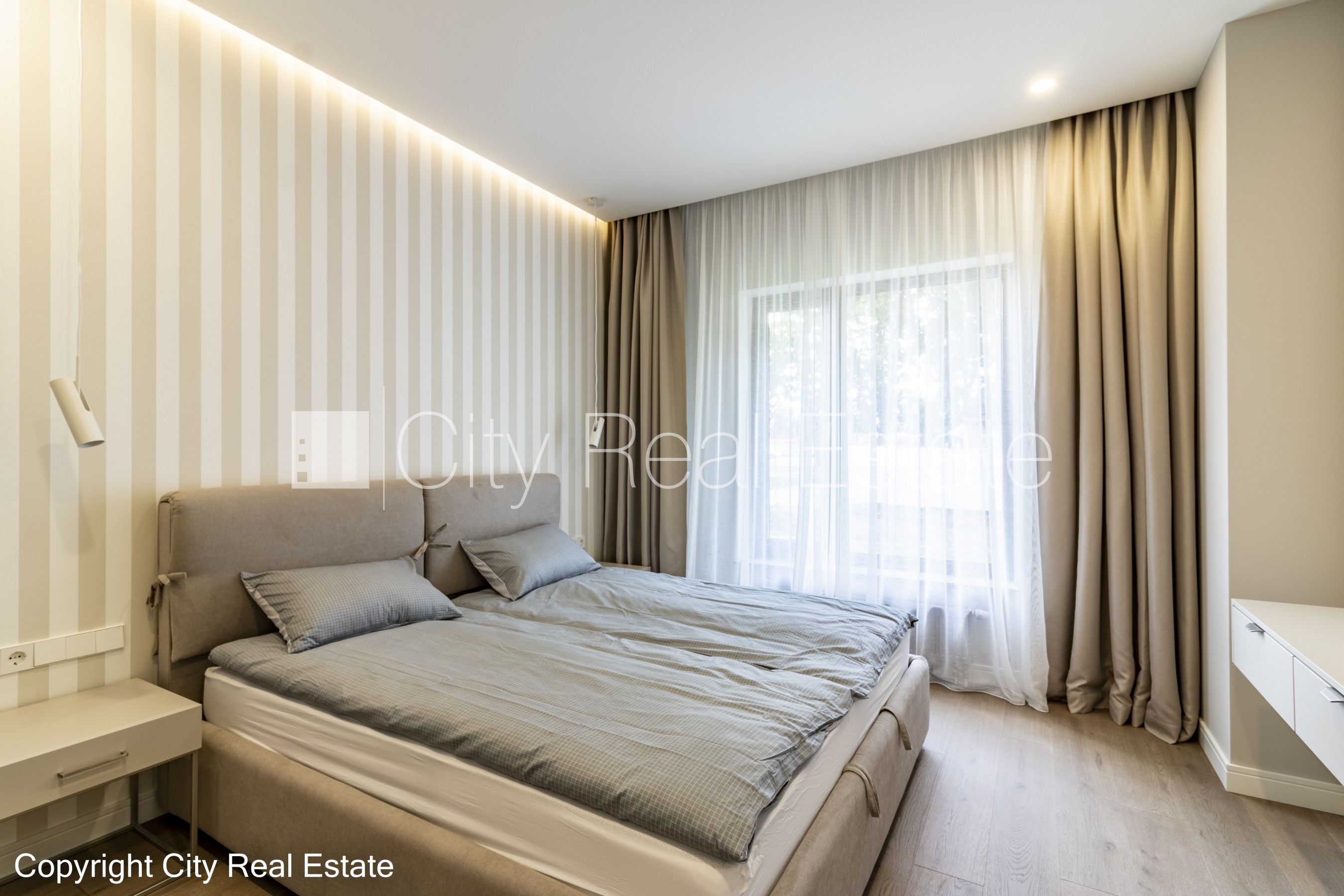 Sludinājumi. Jaunceltne, labiekārtots apzaļumots pagalms, slēgts pagalms, iežogota teritorija ar metāla sētu, Cena: 1600 EUR/mēn Foto #5