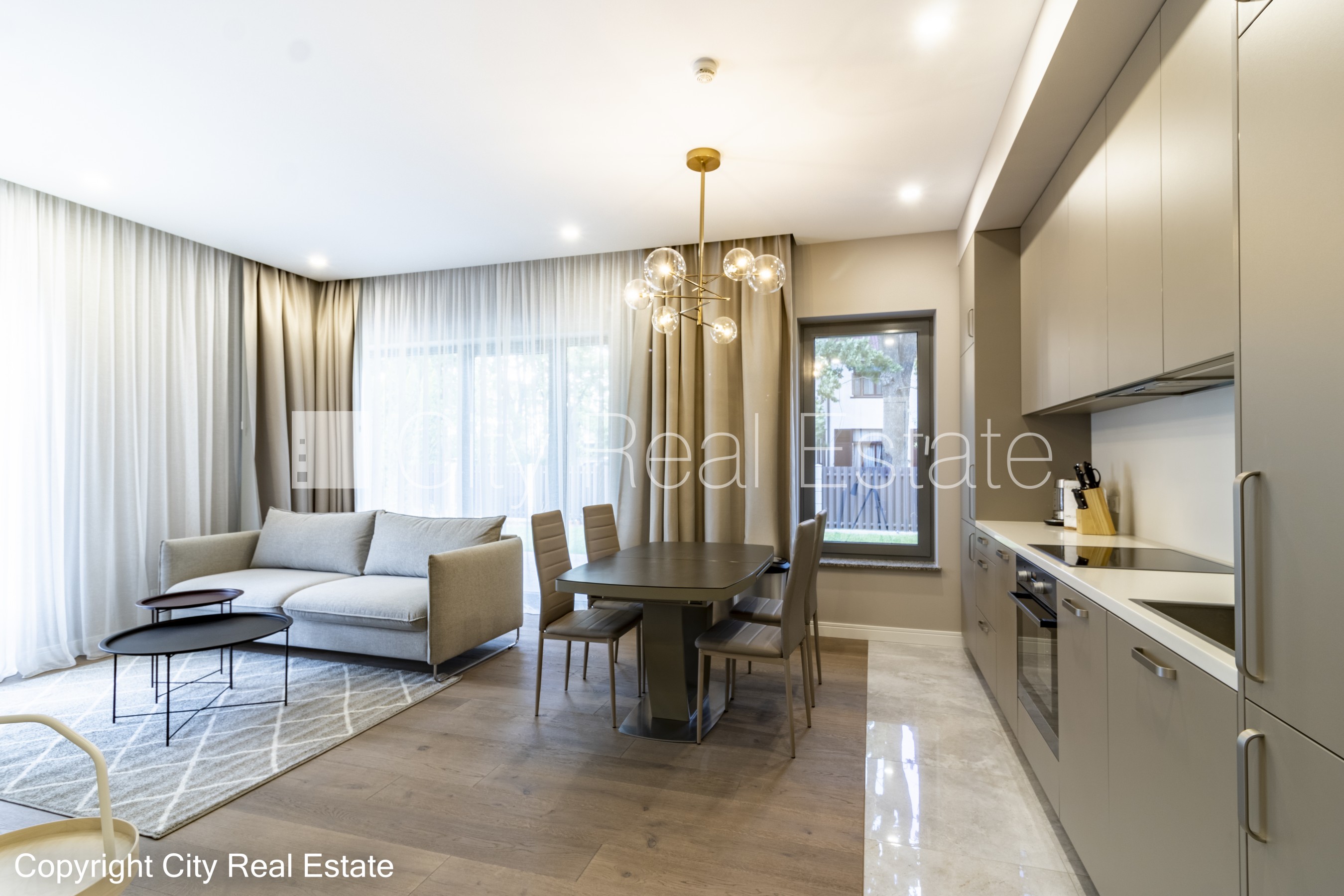 Sludinājumi. Jaunceltne, labiekārtots apzaļumots pagalms, slēgts pagalms, iežogota teritorija ar metāla sētu, Cena: 1600 EUR/mēn Foto #1