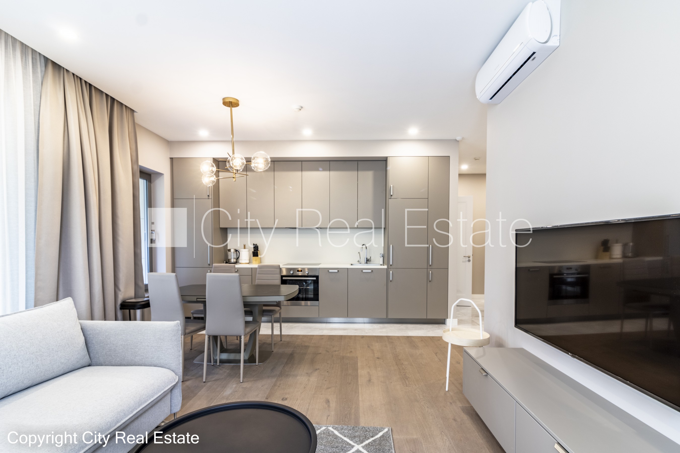 Sludinājumi. Jaunceltne, labiekārtots apzaļumots pagalms, slēgts pagalms, iežogota teritorija ar metāla sētu, Cena: 1600 EUR/mēn Foto #2