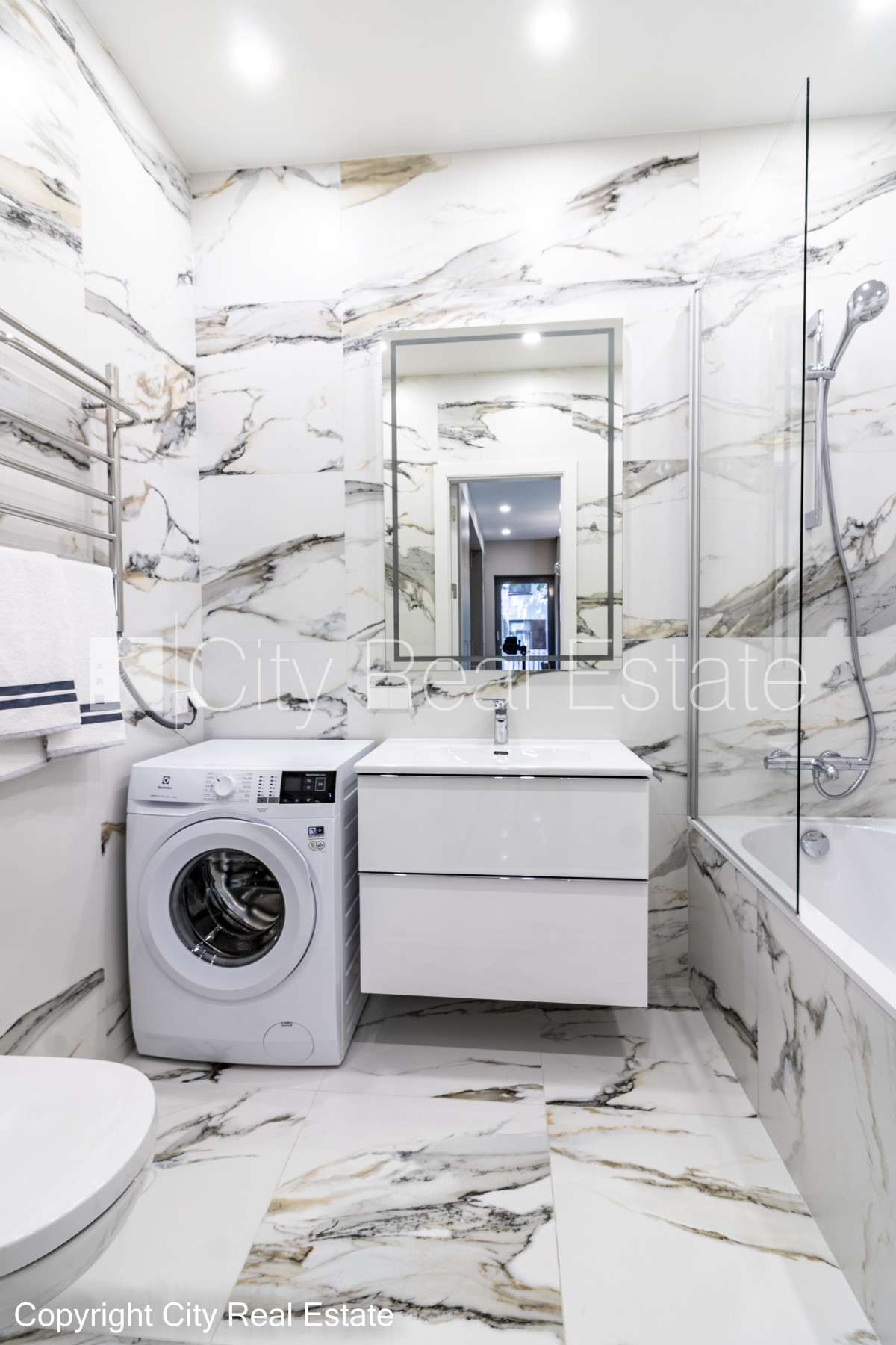 Sludinājumi. Jaunceltne, labiekārtots apzaļumots pagalms, slēgts pagalms, iežogota teritorija ar metāla sētu, Cena: 1600 EUR/mēn Foto #4