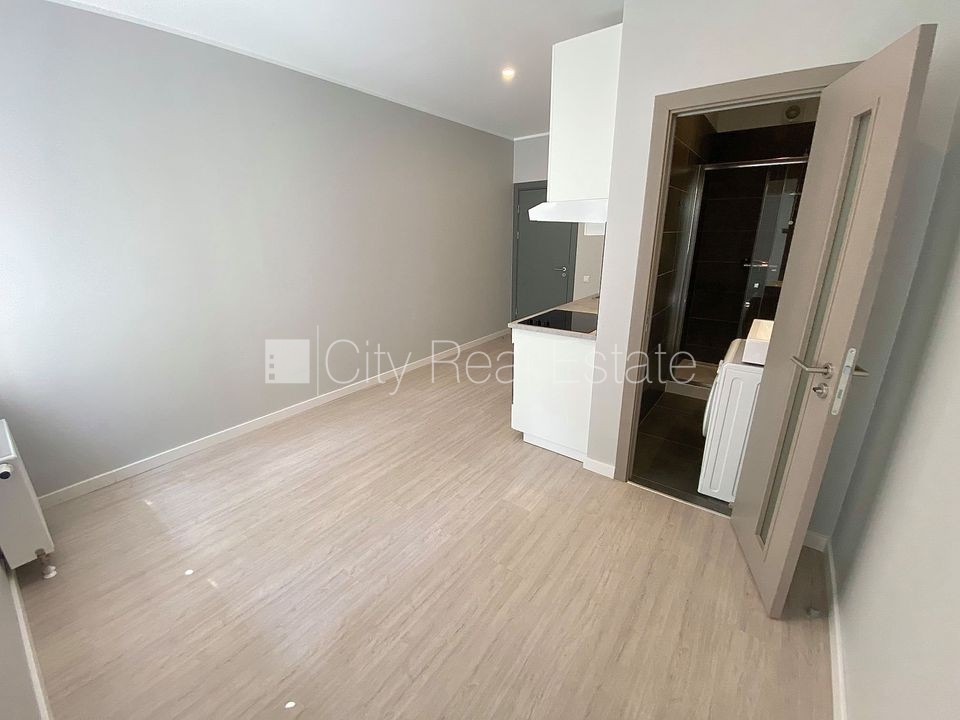 Sludinājumi. Fasādes māja, renovēta māja, labiekārtots apzaļumots pagalms, slēgts pagalms, ieeja no ielas, kāpņu Cena: 360 EUR/mēn Foto #7