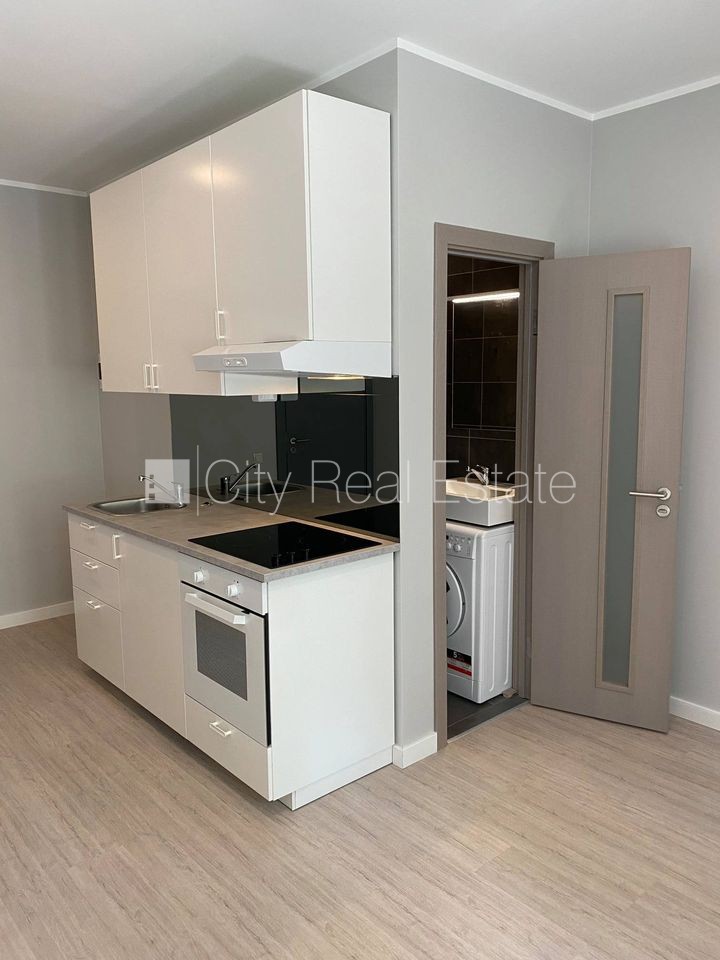 Sludinājumi. Fasādes māja, renovēta māja, labiekārtots apzaļumots pagalms, slēgts pagalms, ieeja no ielas, kāpņu Cena: 360 EUR/mēn Foto #15