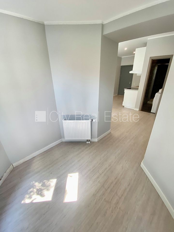 Sludinājumi. Fasādes māja, renovēta māja, labiekārtots apzaļumots pagalms, slēgts pagalms, ieeja no ielas, kāpņu Cena: 360 EUR/mēn Foto #13