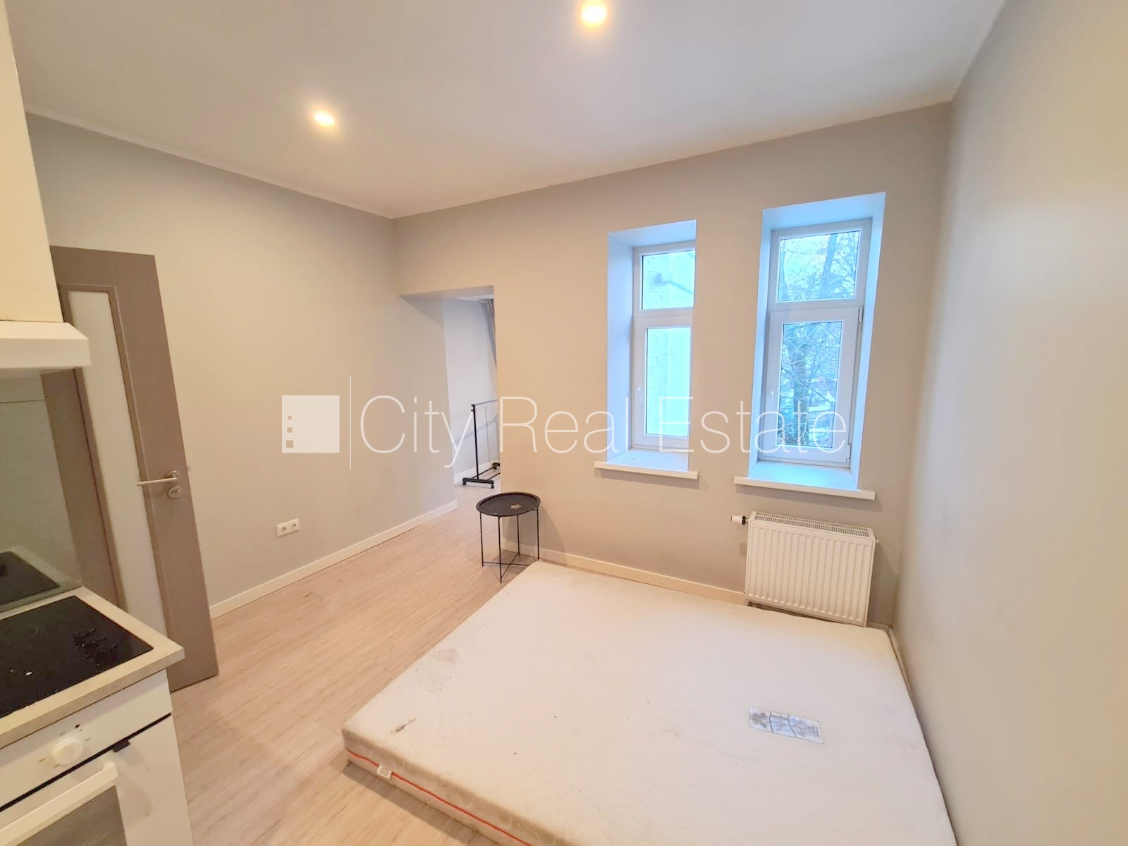 Sludinājumi. Fasādes māja, renovēta māja, labiekārtots apzaļumots pagalms, slēgts pagalms, ieeja no ielas, kāpņu Cena: 360 EUR/mēn Foto #3