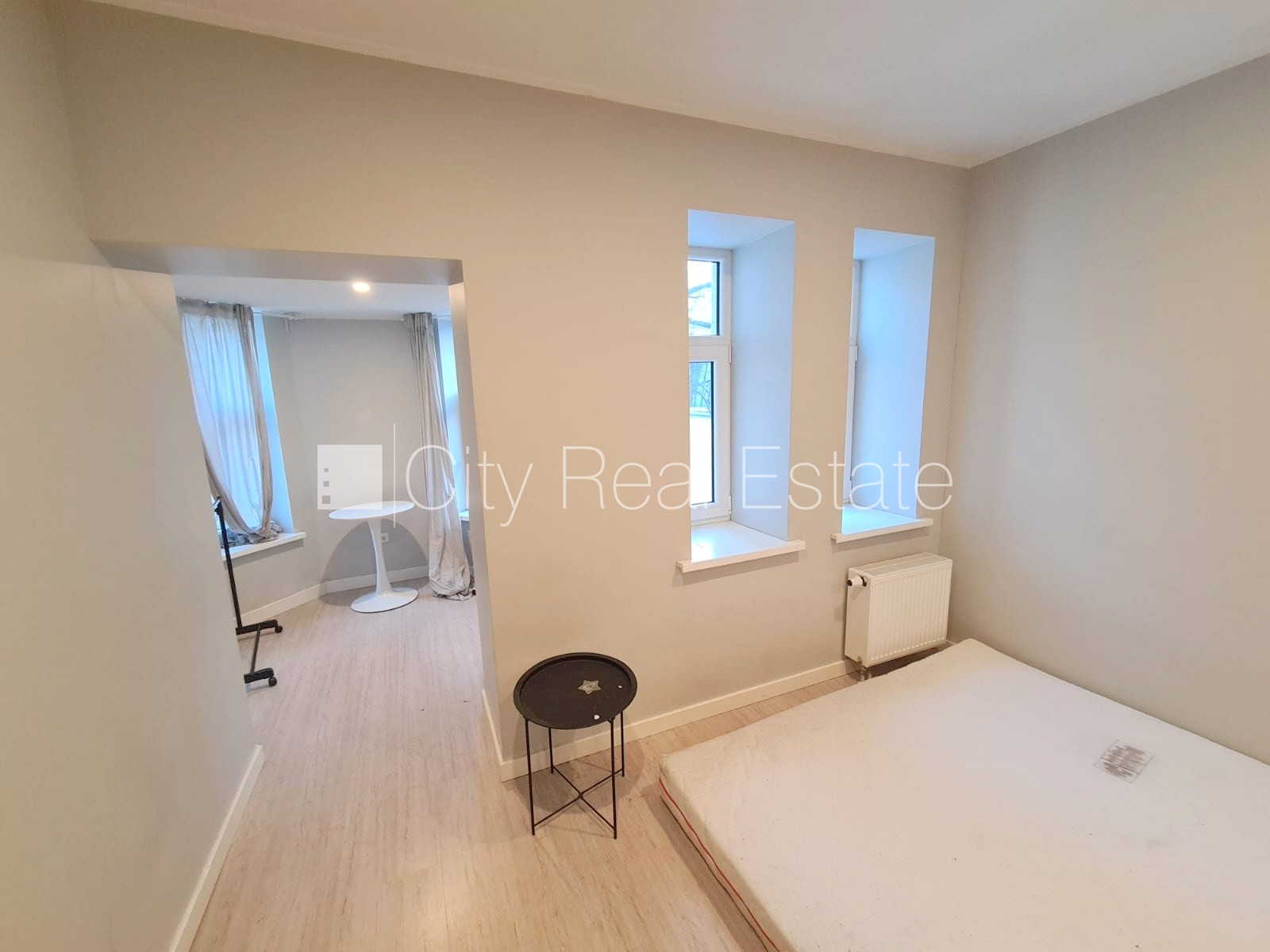 Sludinājumi. Fasādes māja, renovēta māja, labiekārtots apzaļumots pagalms, slēgts pagalms, ieeja no ielas, kāpņu Cena: 360 EUR/mēn Foto #2