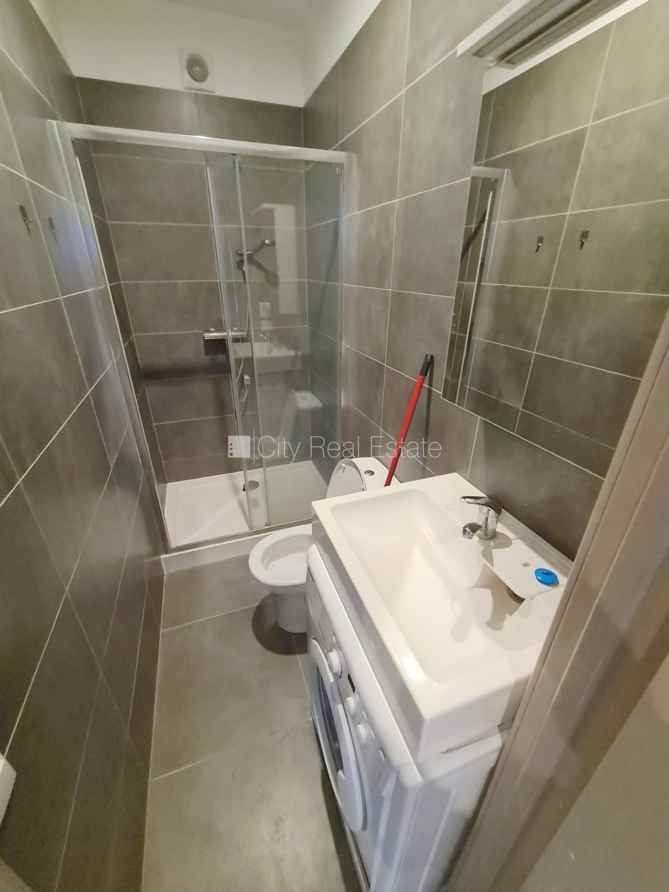 Sludinājumi. Fasādes māja, renovēta māja, labiekārtots apzaļumots pagalms, slēgts pagalms, ieeja no ielas, kāpņu Cena: 360 EUR/mēn Foto #18