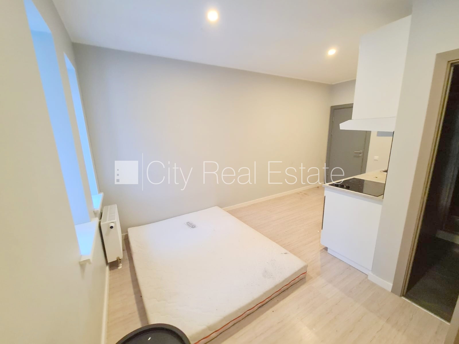 Sludinājumi. Fasādes māja, renovēta māja, labiekārtots apzaļumots pagalms, slēgts pagalms, ieeja no ielas, kāpņu Cena: 360 EUR/mēn Foto #6