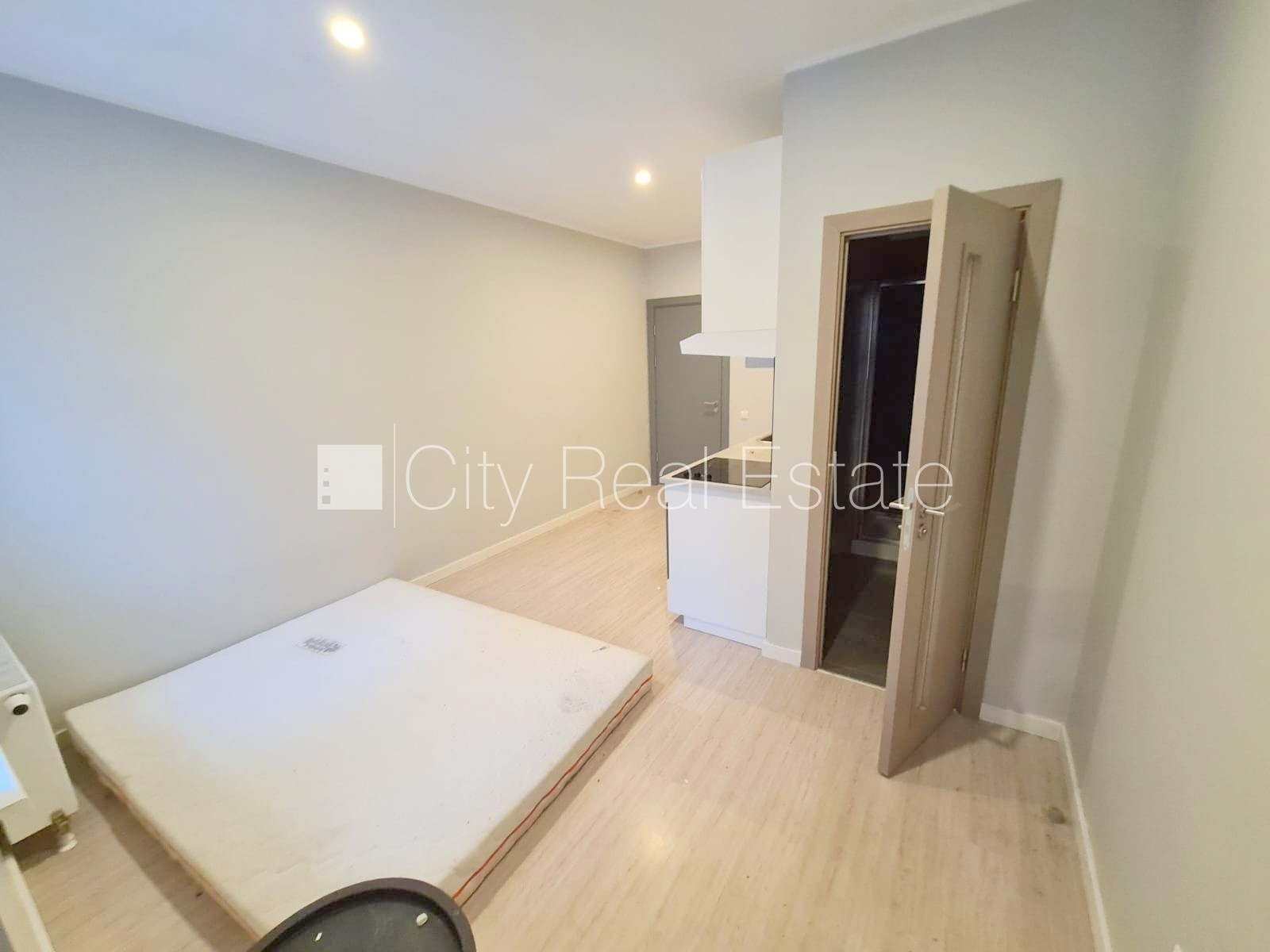 Sludinājumi. Fasādes māja, renovēta māja, labiekārtots apzaļumots pagalms, slēgts pagalms, ieeja no ielas, kāpņu Cena: 360 EUR/mēn Foto #4