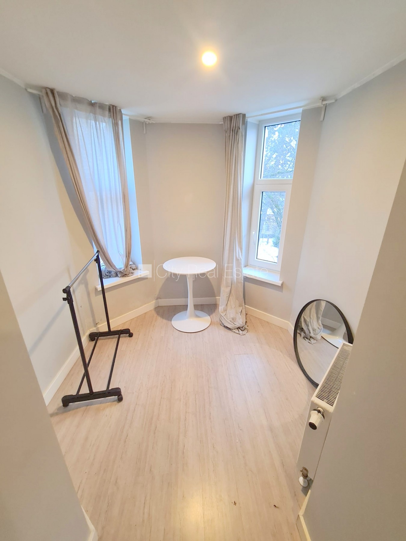 Sludinājumi. Fasādes māja, renovēta māja, labiekārtots apzaļumots pagalms, slēgts pagalms, ieeja no ielas, kāpņu Cena: 360 EUR/mēn Foto #11