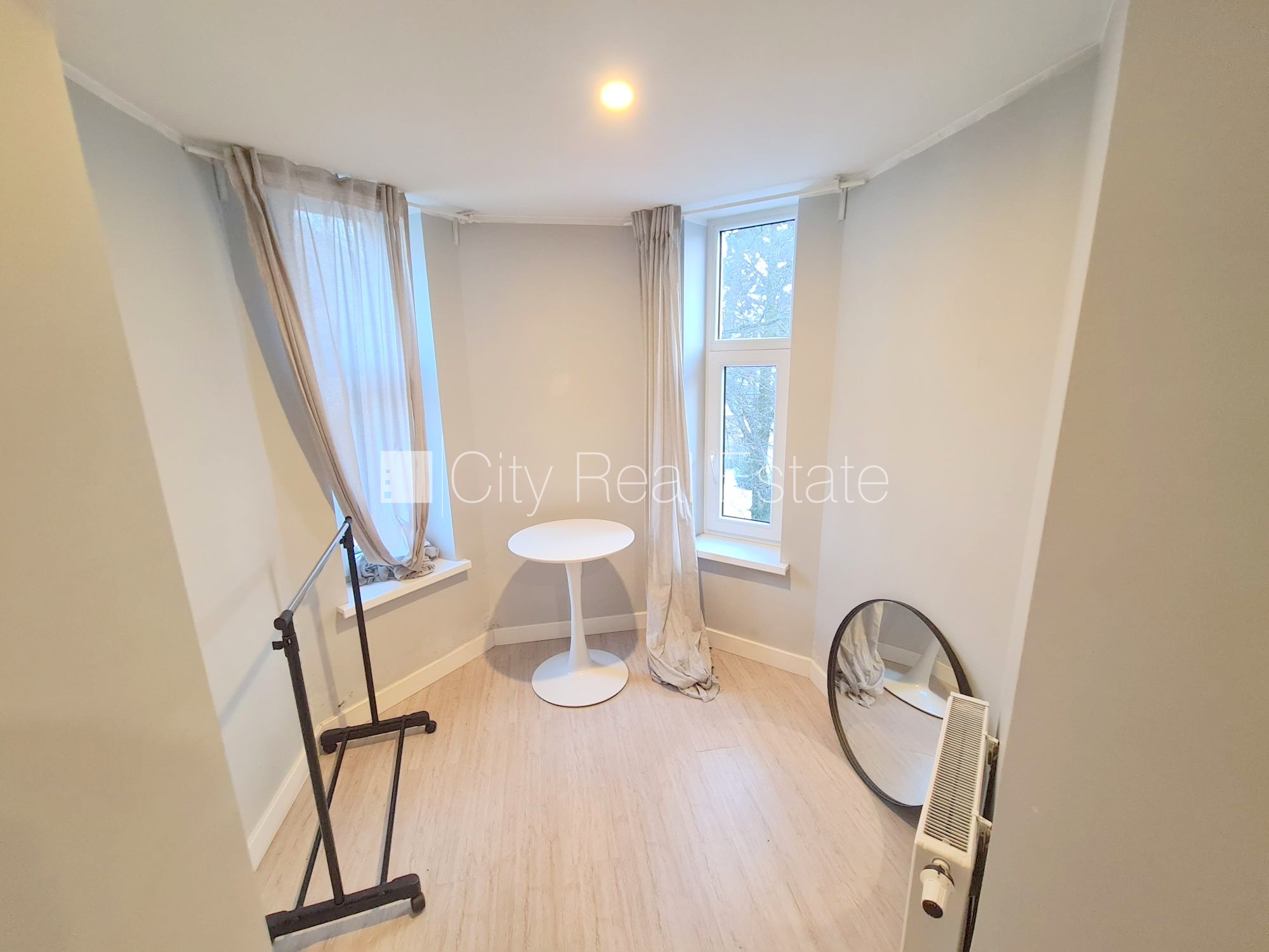 Sludinājumi. Fasādes māja, renovēta māja, labiekārtots apzaļumots pagalms, slēgts pagalms, ieeja no ielas, kāpņu Cena: 360 EUR/mēn Foto #12