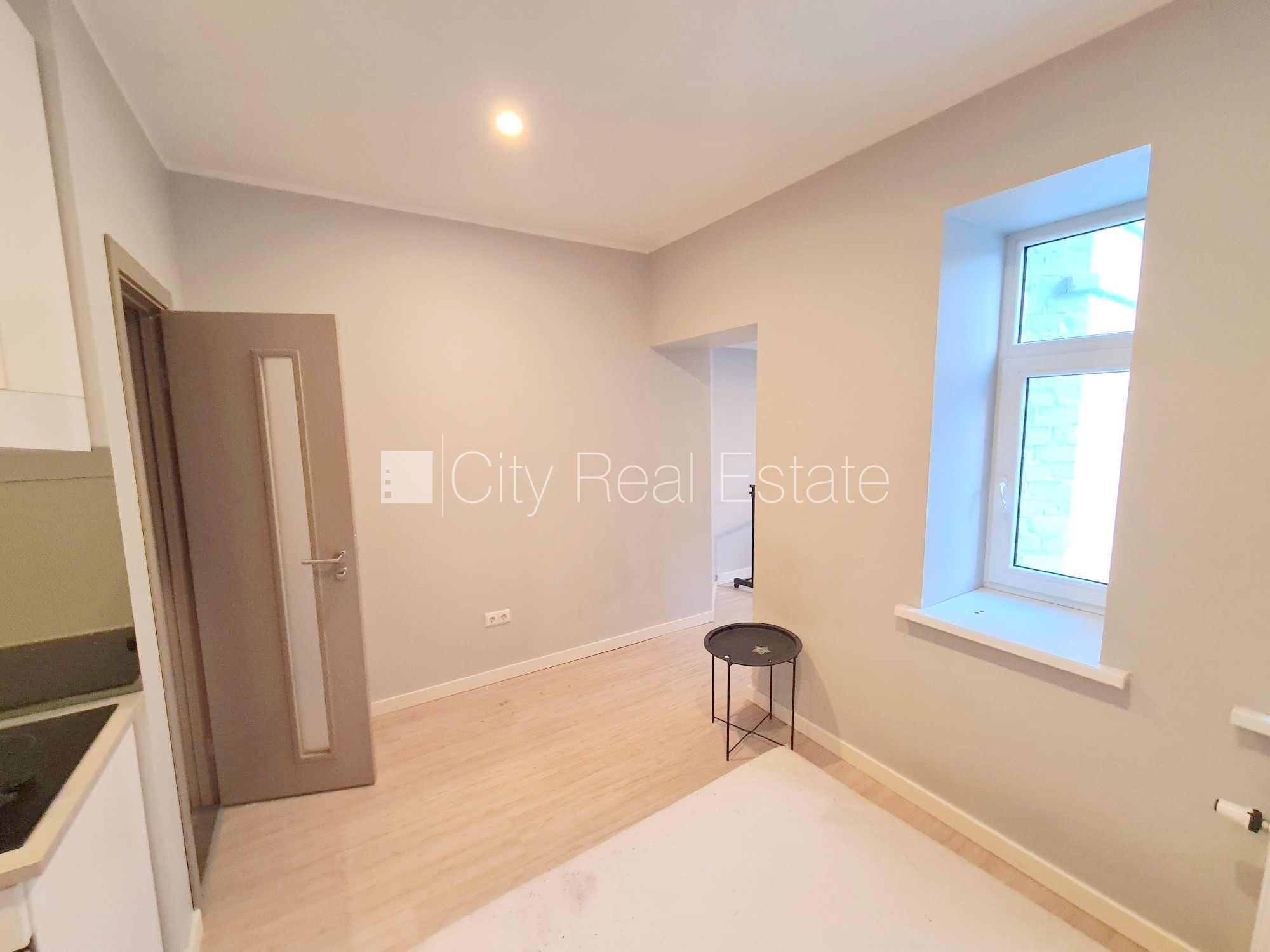 Sludinājumi. Fasādes māja, renovēta māja, labiekārtots apzaļumots pagalms, slēgts pagalms, ieeja no ielas, kāpņu Cena: 360 EUR/mēn Foto #5