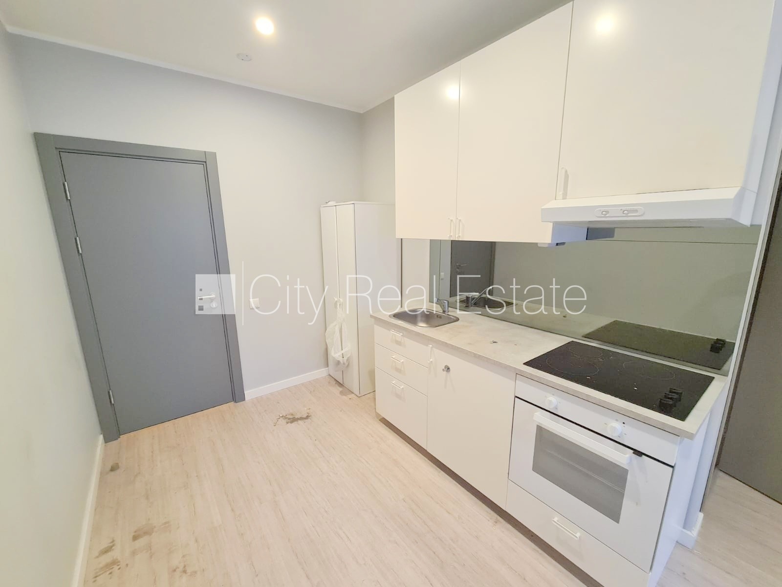 Sludinājumi. Fasādes māja, renovēta māja, labiekārtots apzaļumots pagalms, slēgts pagalms, ieeja no ielas, kāpņu Cena: 360 EUR/mēn Foto #8