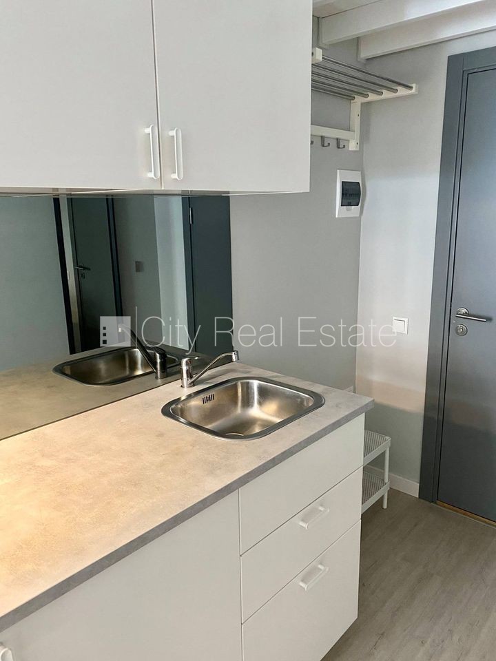 Sludinājumi. Fasādes māja, renovēta māja, slēgts pagalms, ieeja no ielas, kāpņu telpa pēc kapitālā remonta, logi Cena: 300 EUR/mēn Foto #6