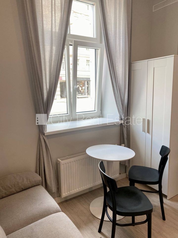 Sludinājumi. Fasādes māja, renovēta māja, slēgts pagalms, ieeja no ielas, kāpņu telpa pēc kapitālā remonta, logi Cena: 300 EUR/mēn Foto #5