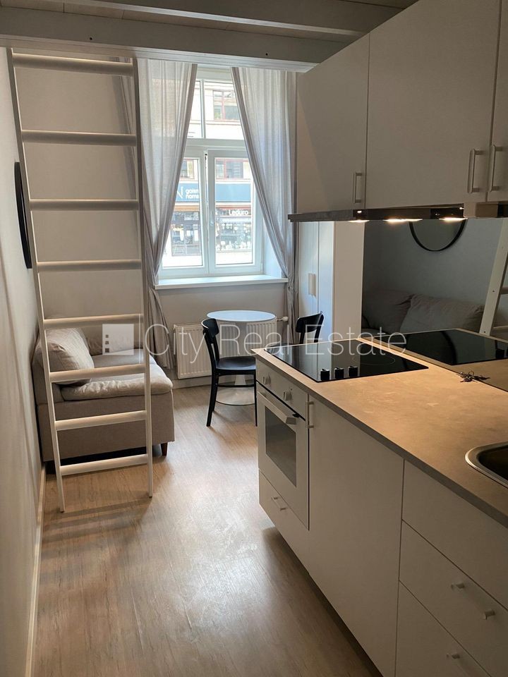 Sludinājumi. Fasādes māja, renovēta māja, slēgts pagalms, ieeja no ielas, kāpņu telpa pēc kapitālā remonta, logi Cena: 300 EUR/mēn Foto #3