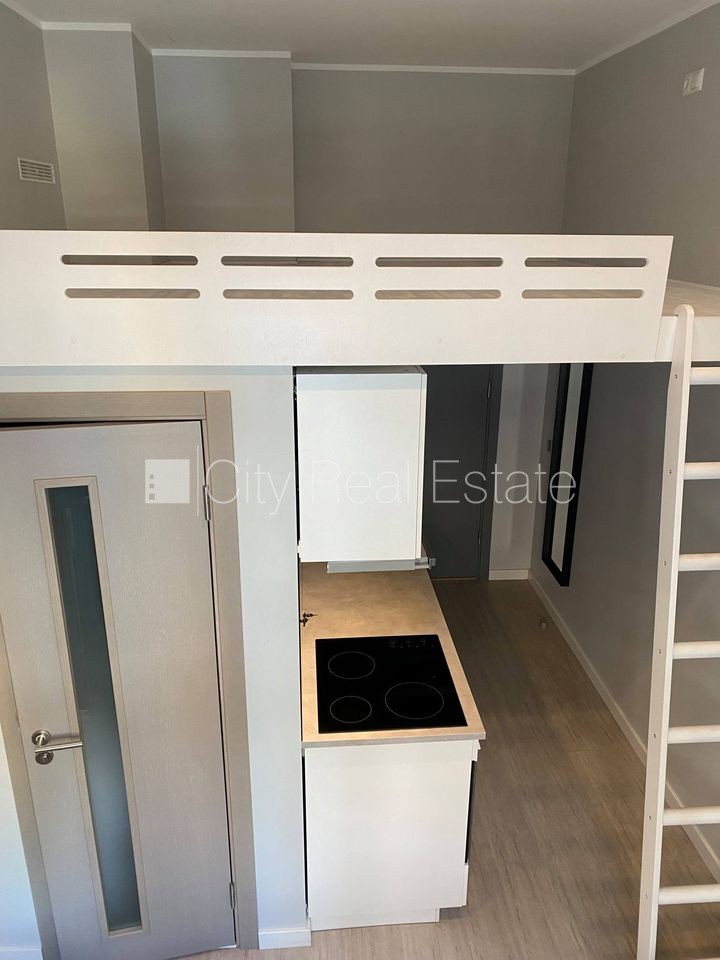 Sludinājumi. Fasādes māja, renovēta māja, slēgts pagalms, ieeja no ielas, kāpņu telpa pēc kapitālā remonta, logi Cena: 300 EUR/mēn Foto #4