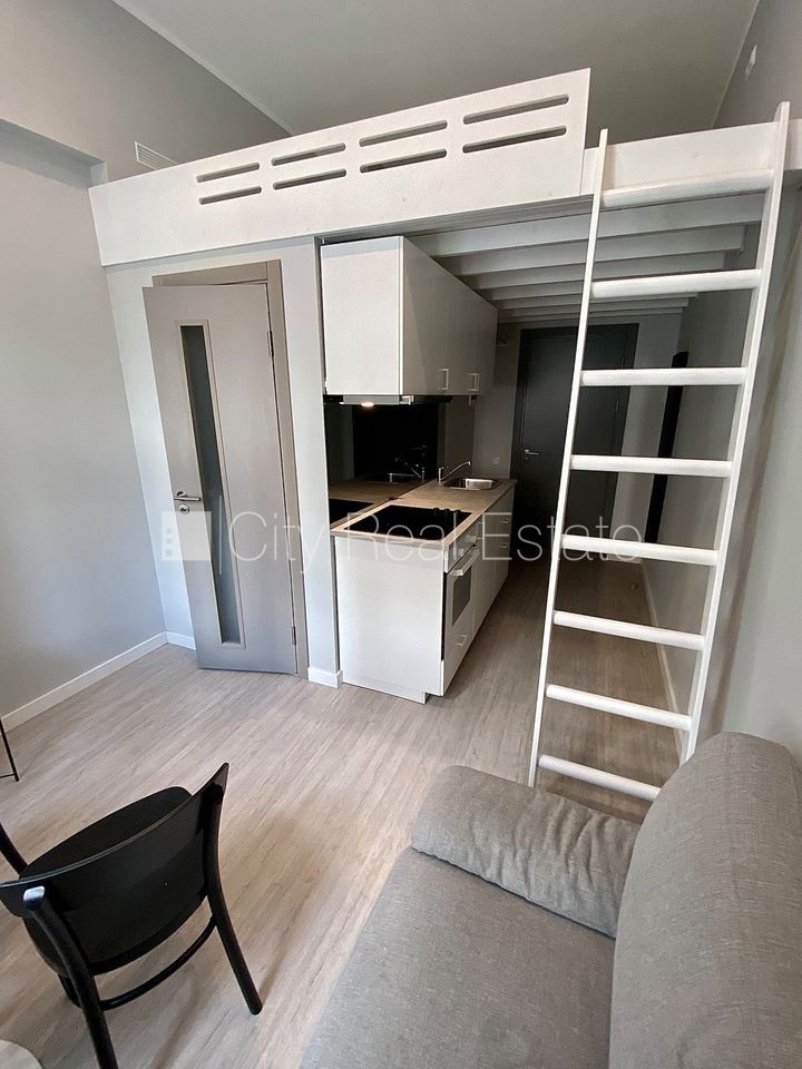 Sludinājumi. Fasādes māja, renovēta māja, slēgts pagalms, ieeja no ielas, kāpņu telpa pēc kapitālā remonta, logi Cena: 300 EUR/mēn Foto #1