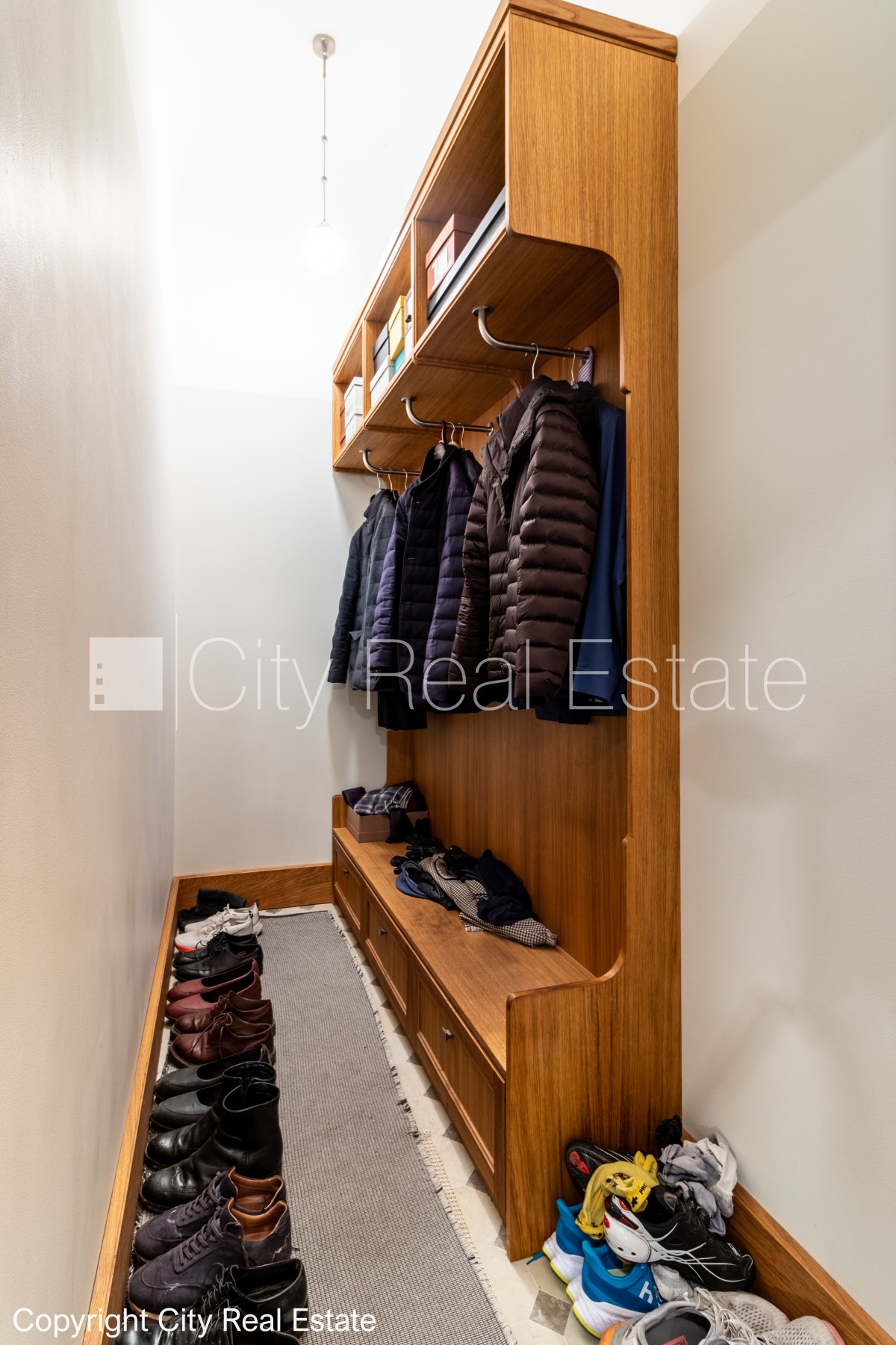 Sludinājumi. Fasādes māja, renovēta māja, slēgts pagalms, vieta automašīnai, ieeja no ielas un pagalma, kāpņu Cena: 700000 EUR Foto #20