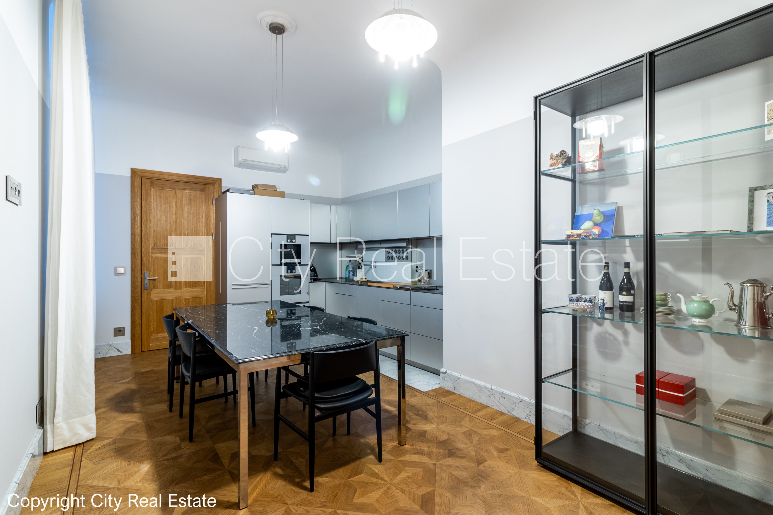 Sludinājumi. Fasādes māja, renovēta māja, slēgts pagalms, vieta automašīnai, ieeja no ielas un pagalma, kāpņu Cena: 700000 EUR Foto #16