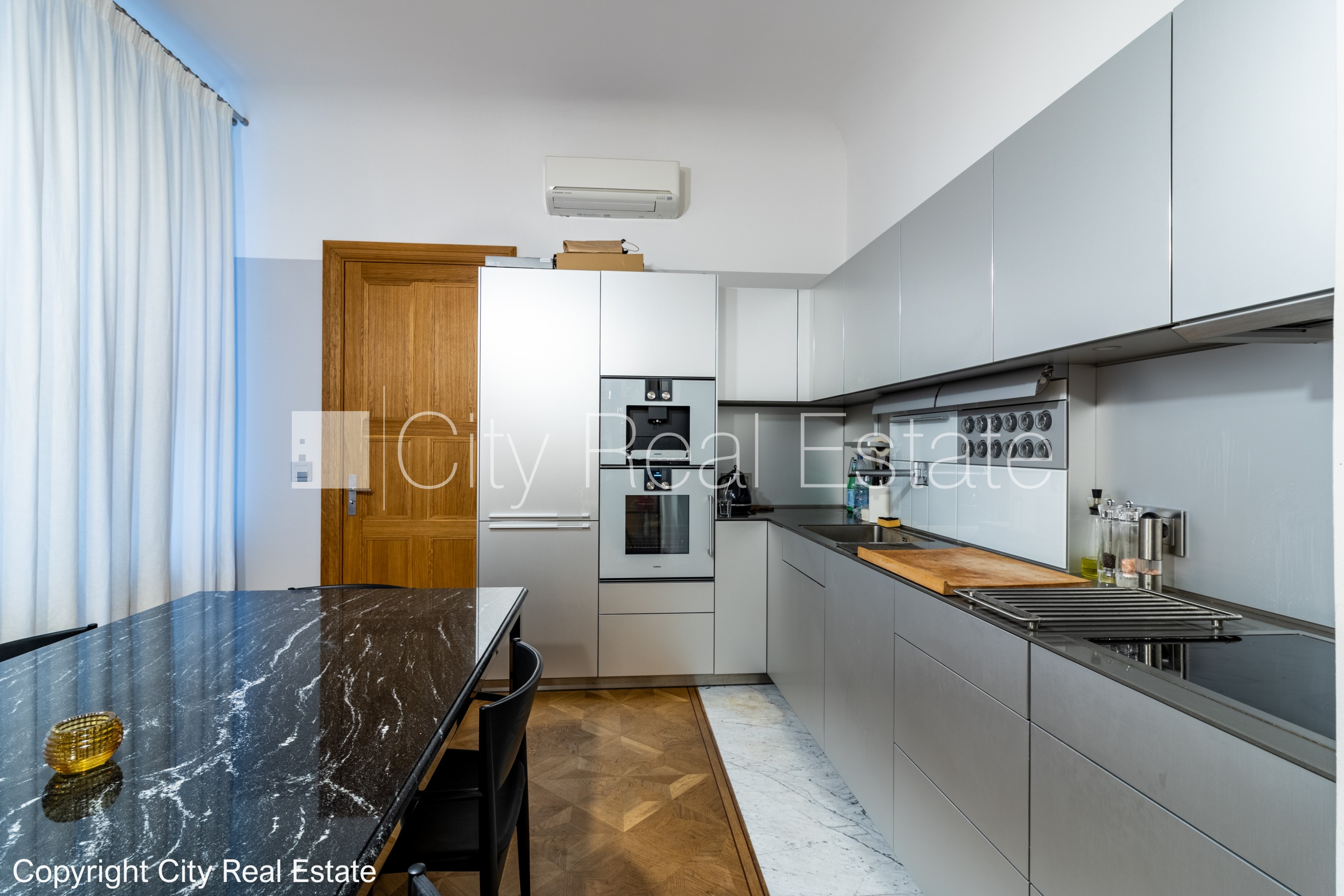 Sludinājumi. Fasādes māja, renovēta māja, slēgts pagalms, vieta automašīnai, ieeja no ielas un pagalma, kāpņu Cena: 700000 EUR Foto #15